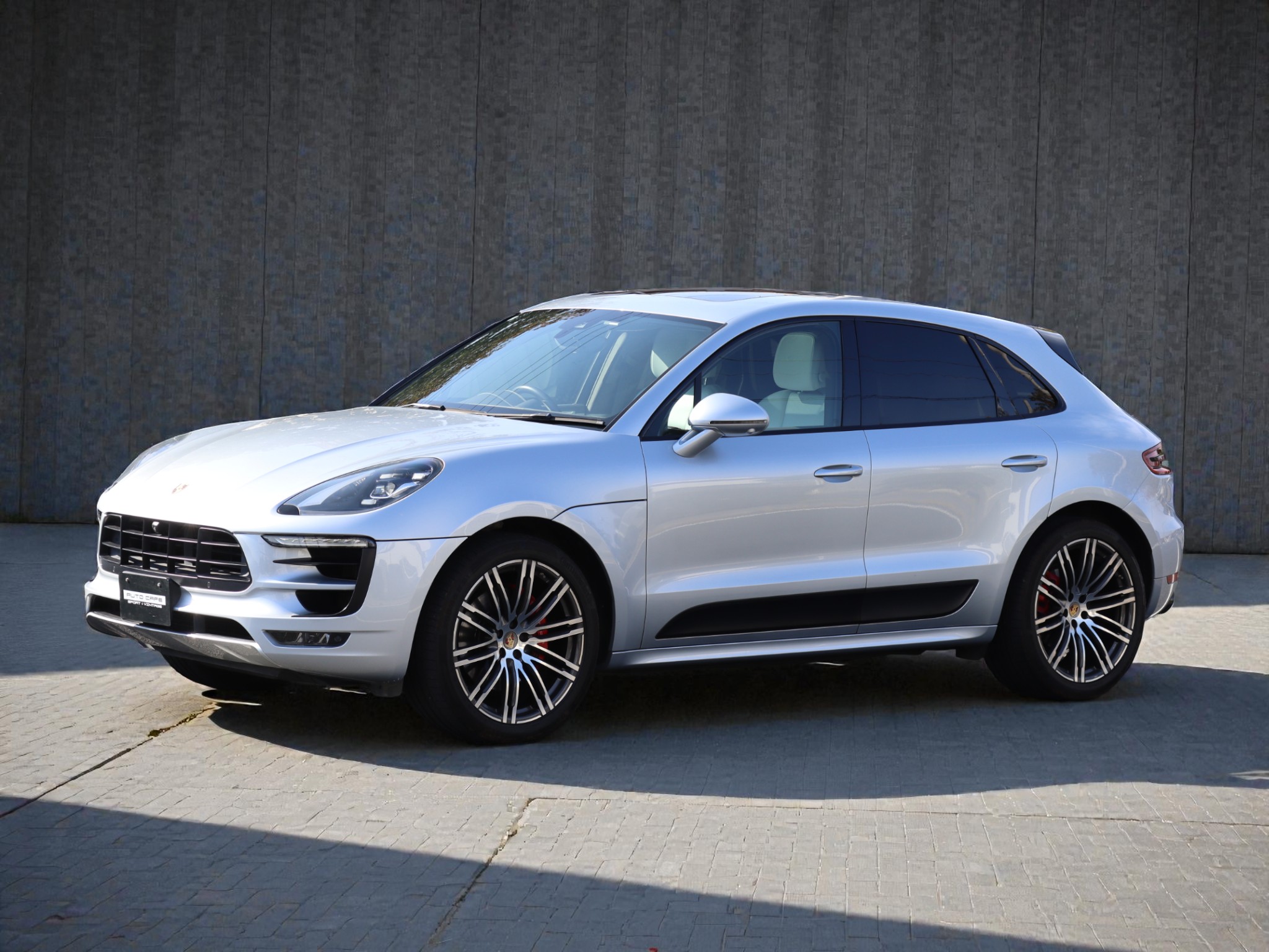 ポルシェマカンGTS（Gen1）PDK<br>ツートンレザーインテリア<br>エアサスペンション機能付きPASM<br>パノラミックルーフシステム<br>PDLS Plus含むLEDヘッドライト<br>21インチ911ターボデザインホイール