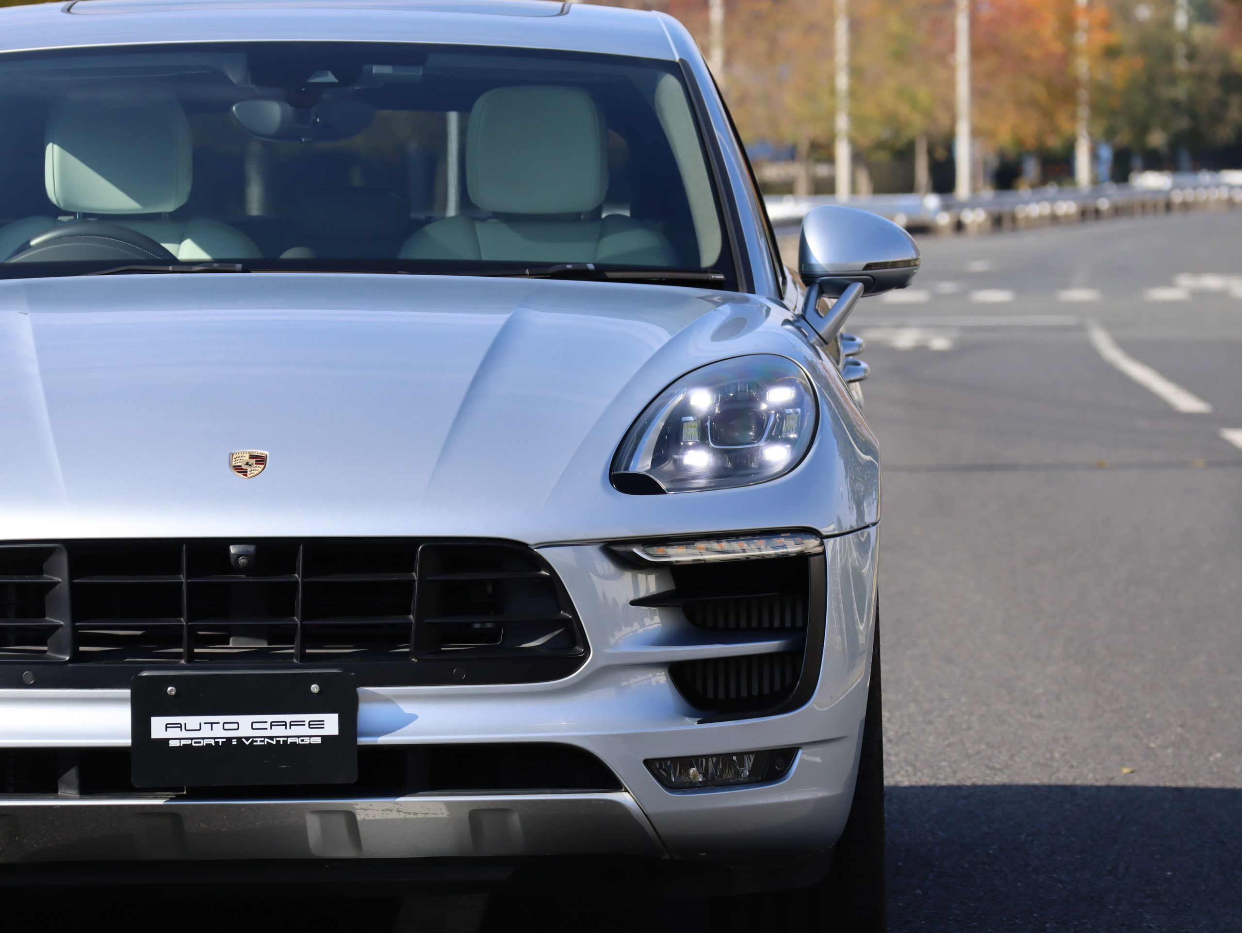 ポルシェマカンGTS（Gen1）PDK<br>ツートンレザーインテリア<br>エアサスペンション機能付きPASM<br>パノラミックルーフシステム<br>PDLS Plus含むLEDヘッドライト<br>21インチ911ターボデザインホイール