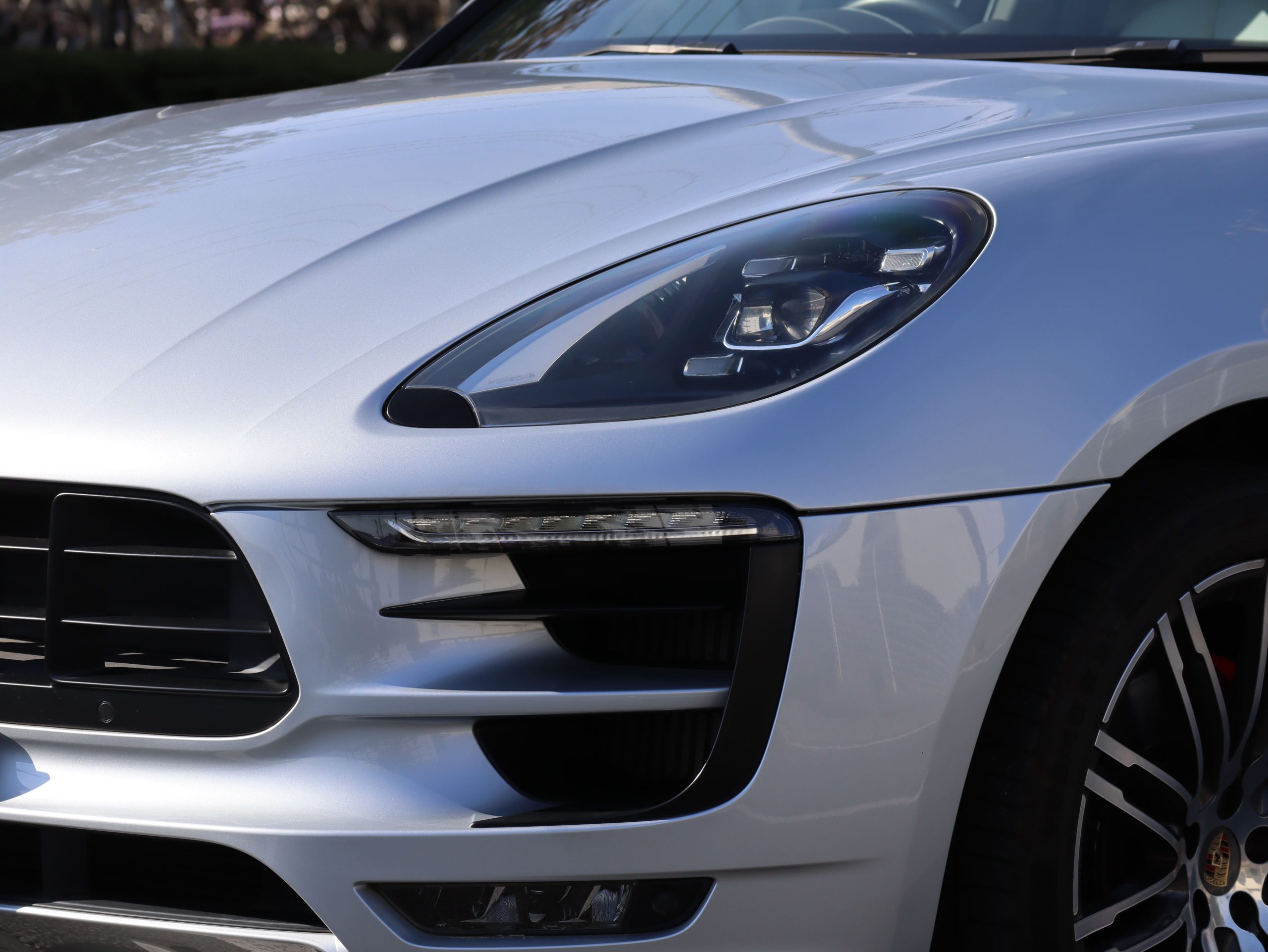 ポルシェマカンGTS（Gen1）PDK<br>ツートンレザーインテリア<br>エアサスペンション機能付きPASM<br>パノラミックルーフシステム<br>PDLS Plus含むLEDヘッドライト<br>21インチ911ターボデザインホイール