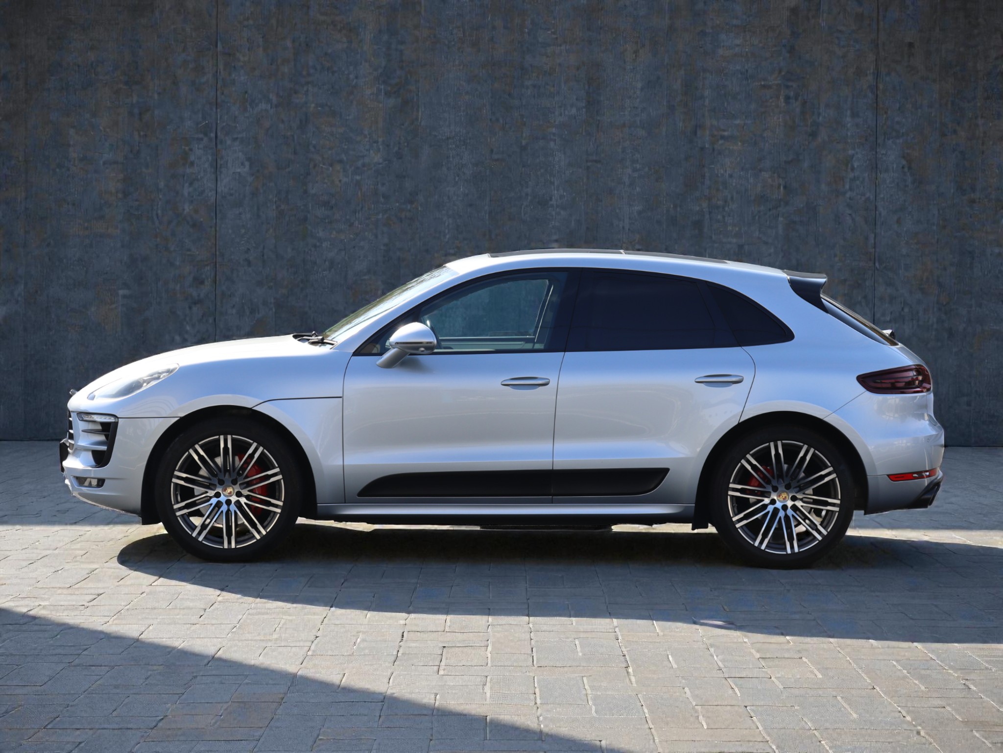 ポルシェマカンGTS（Gen1）PDK<br>ツートンレザーインテリア<br>エアサスペンション機能付きPASM<br>パノラミックルーフシステム<br>PDLS Plus含むLEDヘッドライト<br>21インチ911ターボデザインホイール