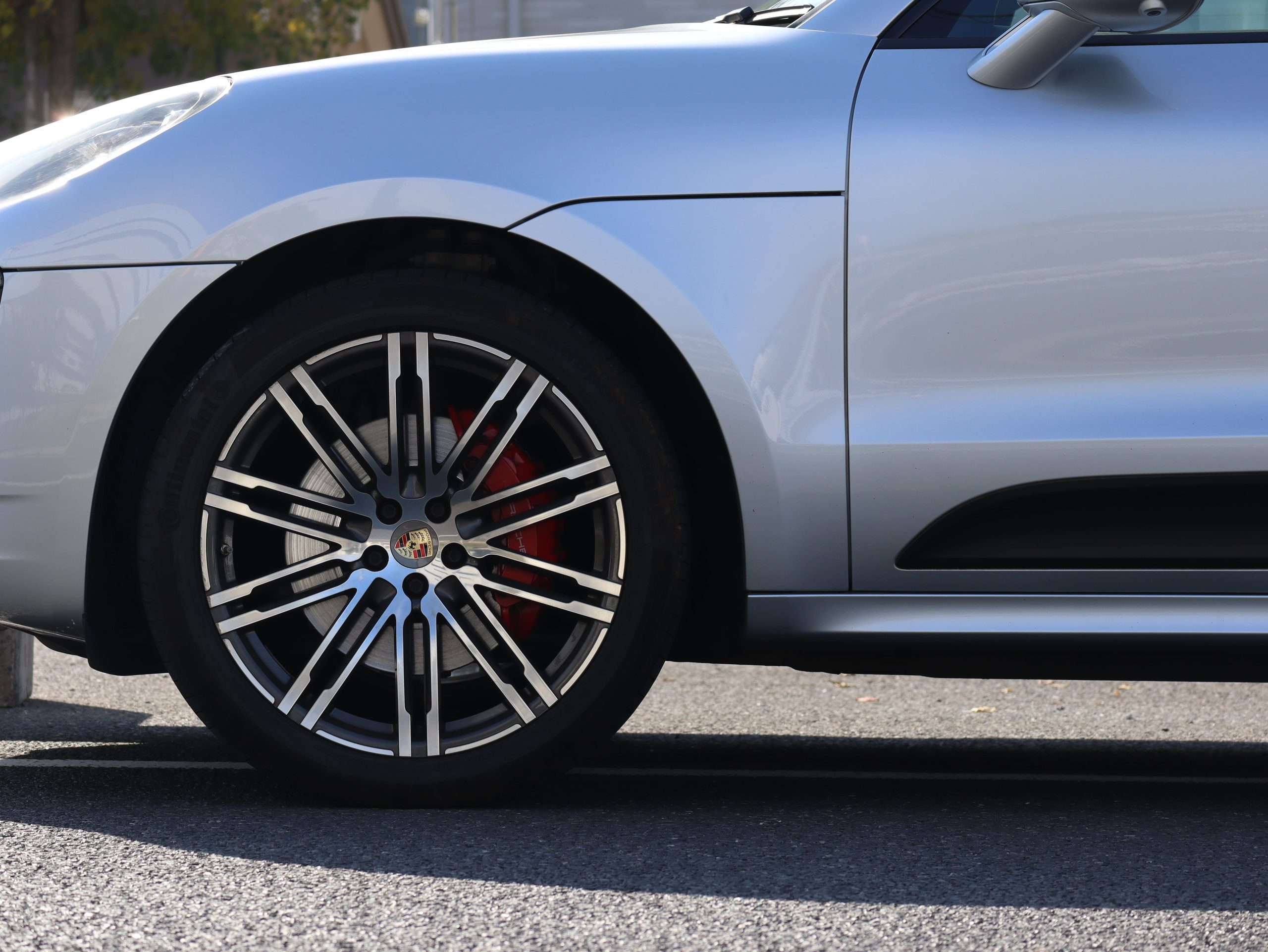 ポルシェマカンGTS（Gen1）PDK<br>ツートンレザーインテリア<br>エアサスペンション機能付きPASM<br>パノラミックルーフシステム<br>PDLS Plus含むLEDヘッドライト<br>21インチ911ターボデザインホイール