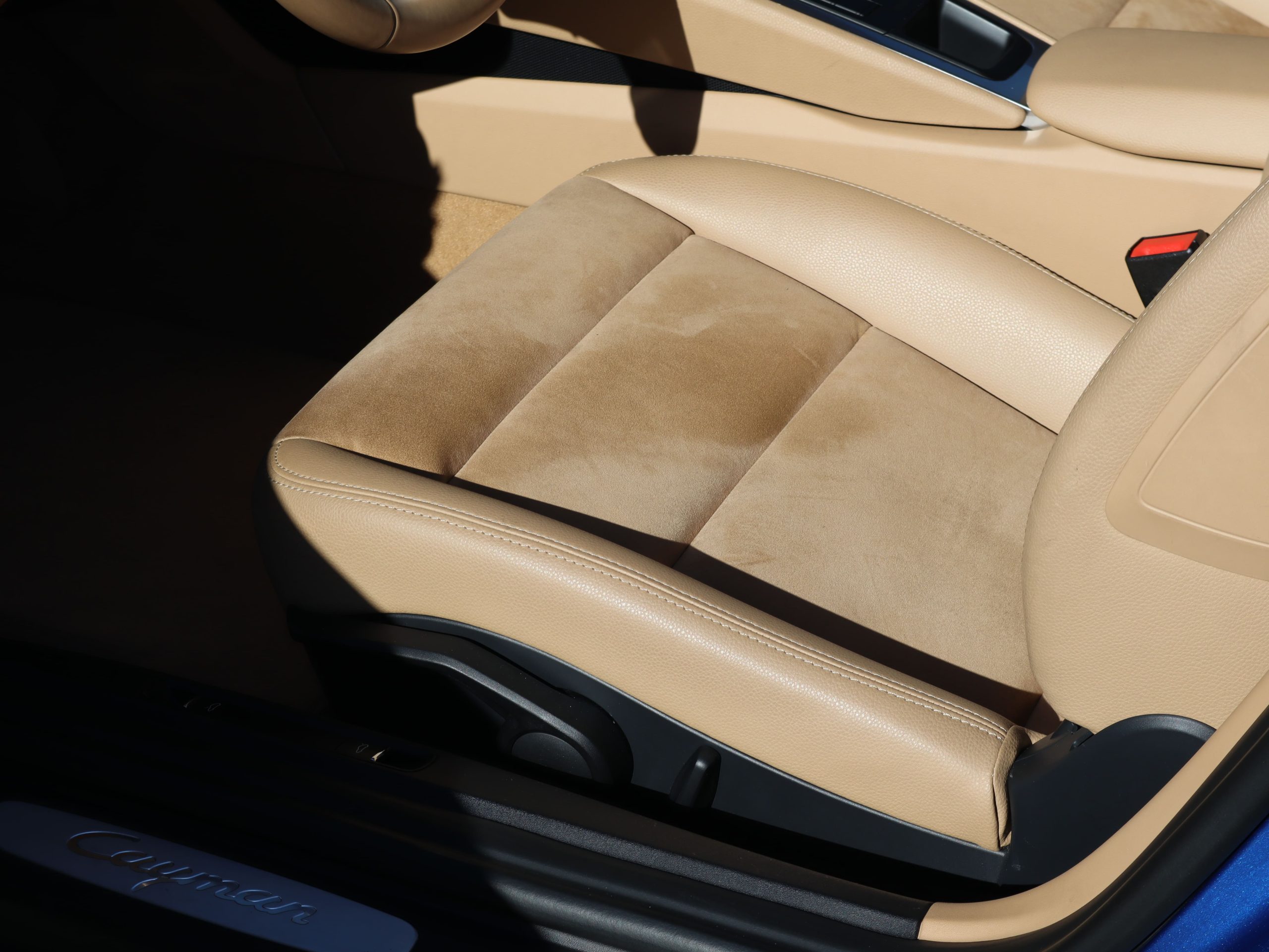 ポルシェケイマン(Type981)PDK<br>1オーナー車<br>スポーツデザインステアリング<br>シートヒーター<br>電動可倒式ドアミラー<br>19インチケイマンSホイール