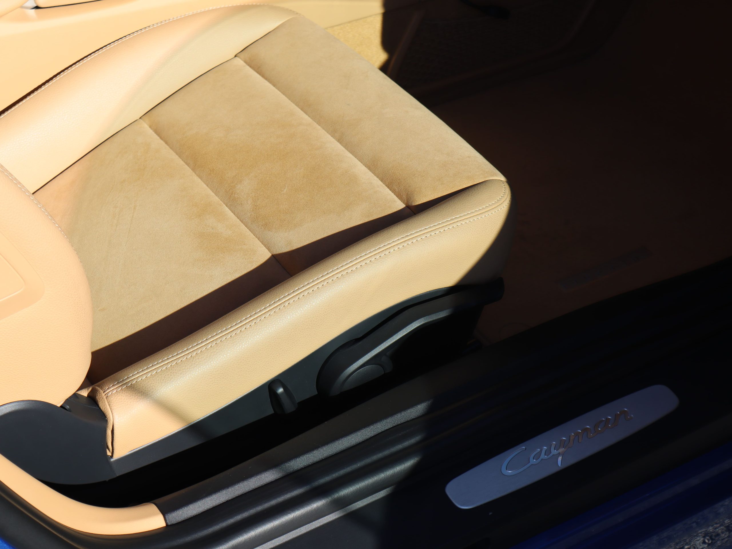 ポルシェケイマン(Type981)PDK<br>1オーナー車<br>スポーツデザインステアリング<br>シートヒーター<br>電動可倒式ドアミラー<br>19インチケイマンSホイール