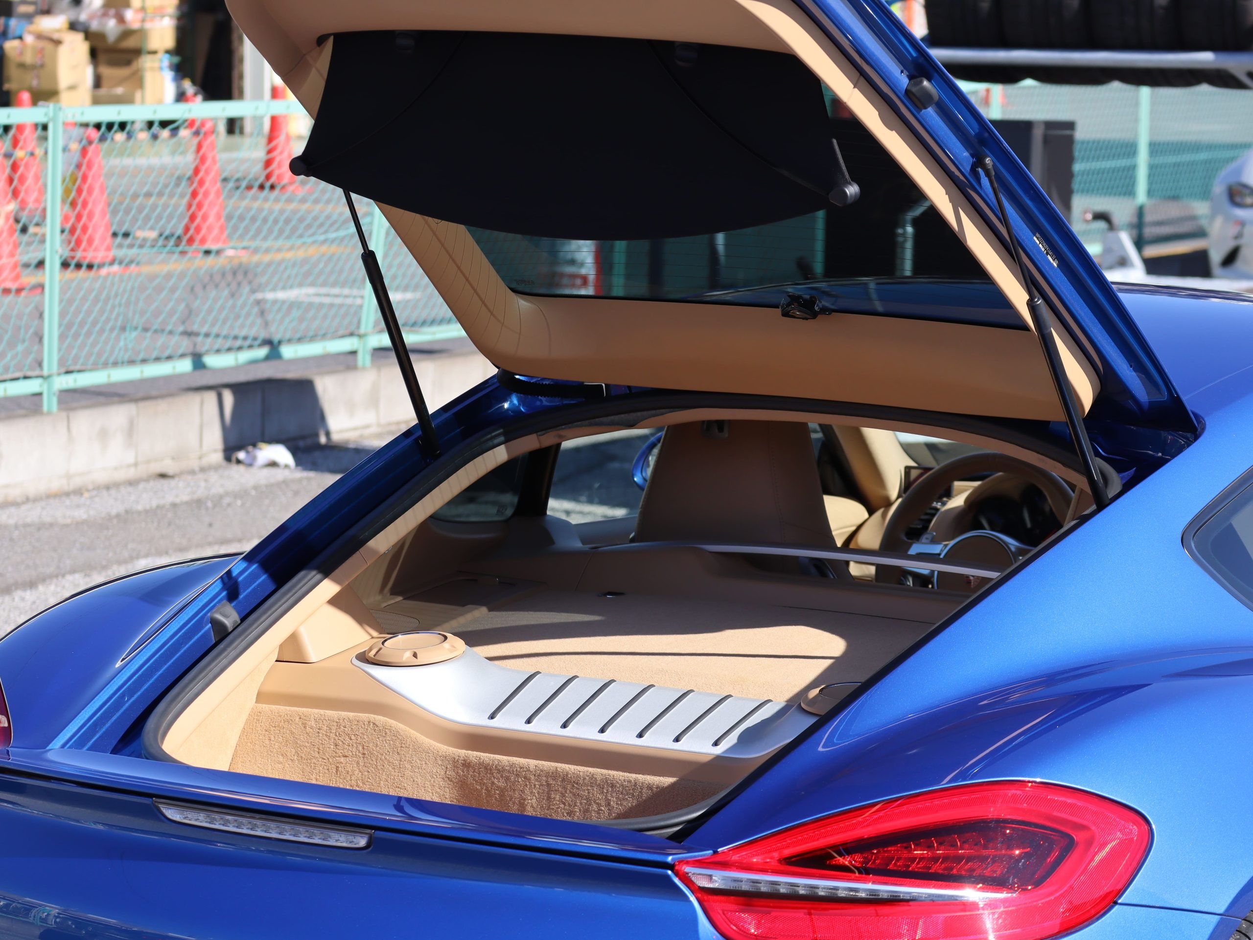 ポルシェケイマン(Type981)PDK<br>1オーナー車<br>スポーツデザインステアリング<br>シートヒーター<br>電動可倒式ドアミラー<br>19インチケイマンSホイール