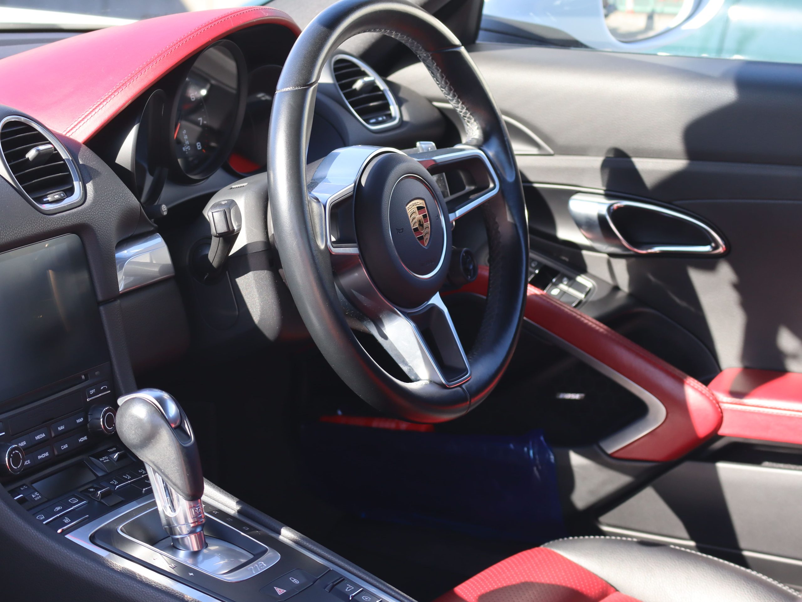 ポルシェ718ケイマン(Type982)PDK<br>スポーツクロノパッケージ<br>ツートンレザーパッケージ<br>ガンメタ仕上げTWSホイール20インチ<br>BOSEサラウンドサウンドシステム