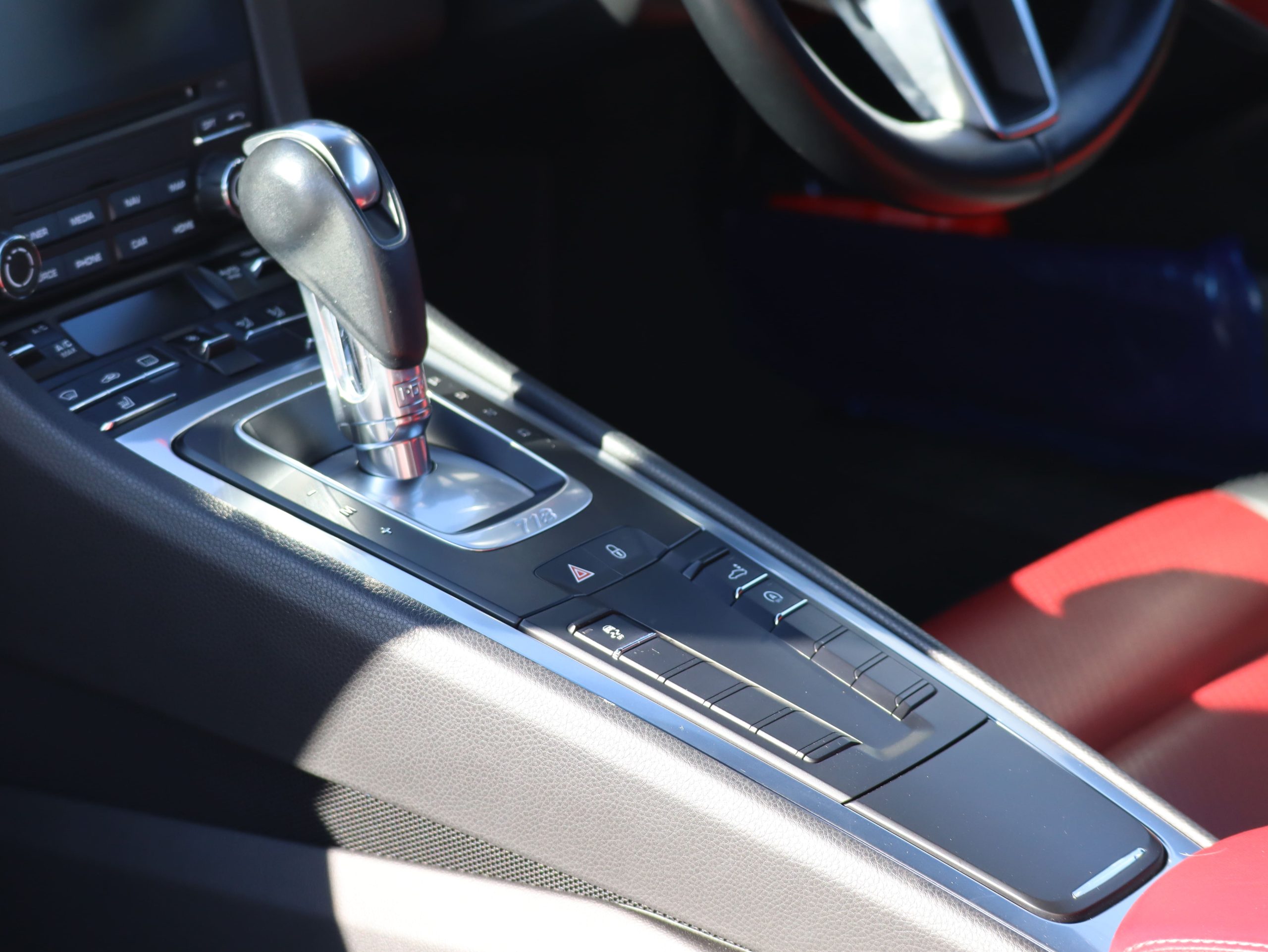 ポルシェ718ケイマン(Type982)PDK<br>スポーツクロノパッケージ<br>ツートンレザーパッケージ<br>ガンメタ仕上げTWSホイール20インチ<br>BOSEサラウンドサウンドシステム