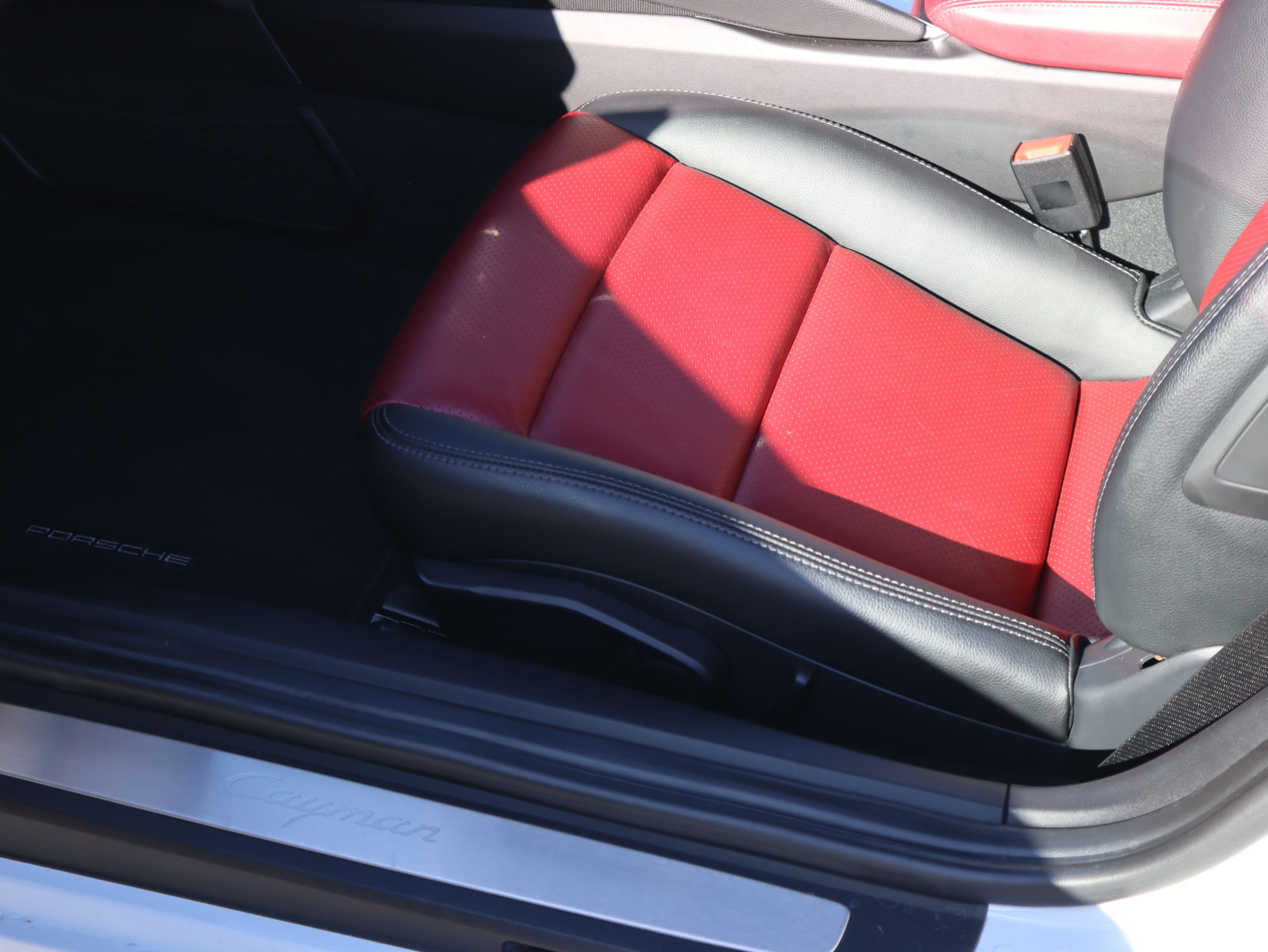 ポルシェ718ケイマン(Type982)PDK<br>スポーツクロノパッケージ<br>ツートンレザーパッケージ<br>ガンメタ仕上げTWSホイール20インチ<br>BOSEサラウンドサウンドシステム