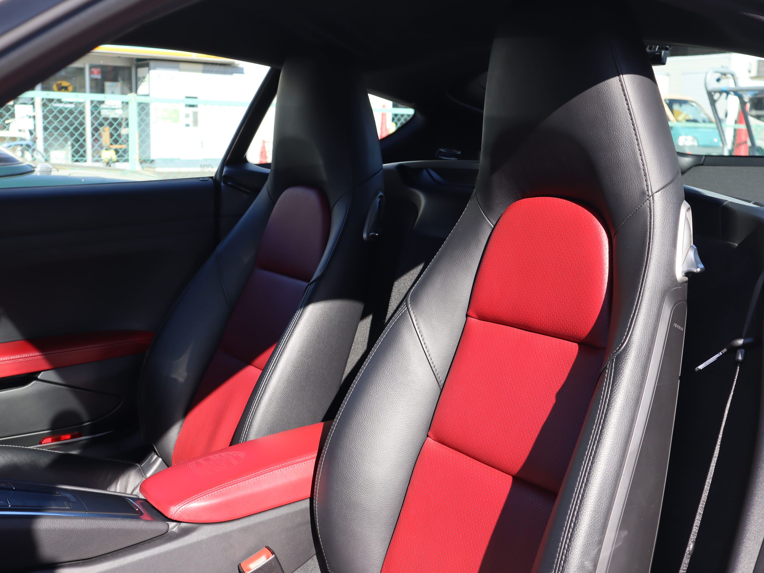 ポルシェ718ケイマン(Type982)PDK<br>スポーツクロノパッケージ<br>ツートンレザーパッケージ<br>ガンメタ仕上げTWSホイール20インチ<br>BOSEサラウンドサウンドシステム