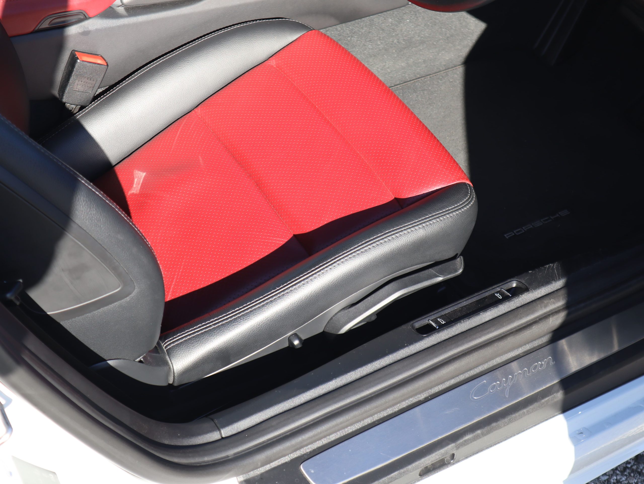 ポルシェ718ケイマン(Type982)PDK<br>スポーツクロノパッケージ<br>ツートンレザーパッケージ<br>ガンメタ仕上げTWSホイール20インチ<br>BOSEサラウンドサウンドシステム