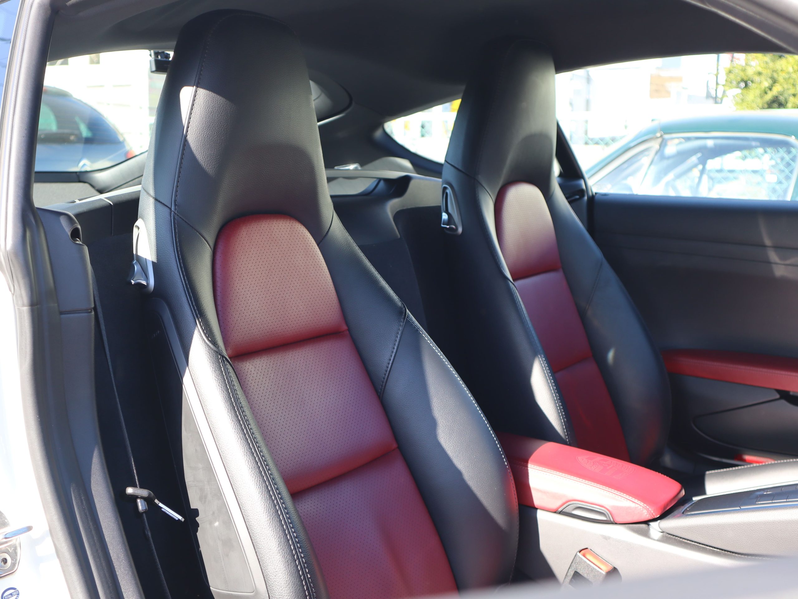 ポルシェ718ケイマン(Type982)PDK<br>スポーツクロノパッケージ<br>ツートンレザーパッケージ<br>ガンメタ仕上げTWSホイール20インチ<br>BOSEサラウンドサウンドシステム