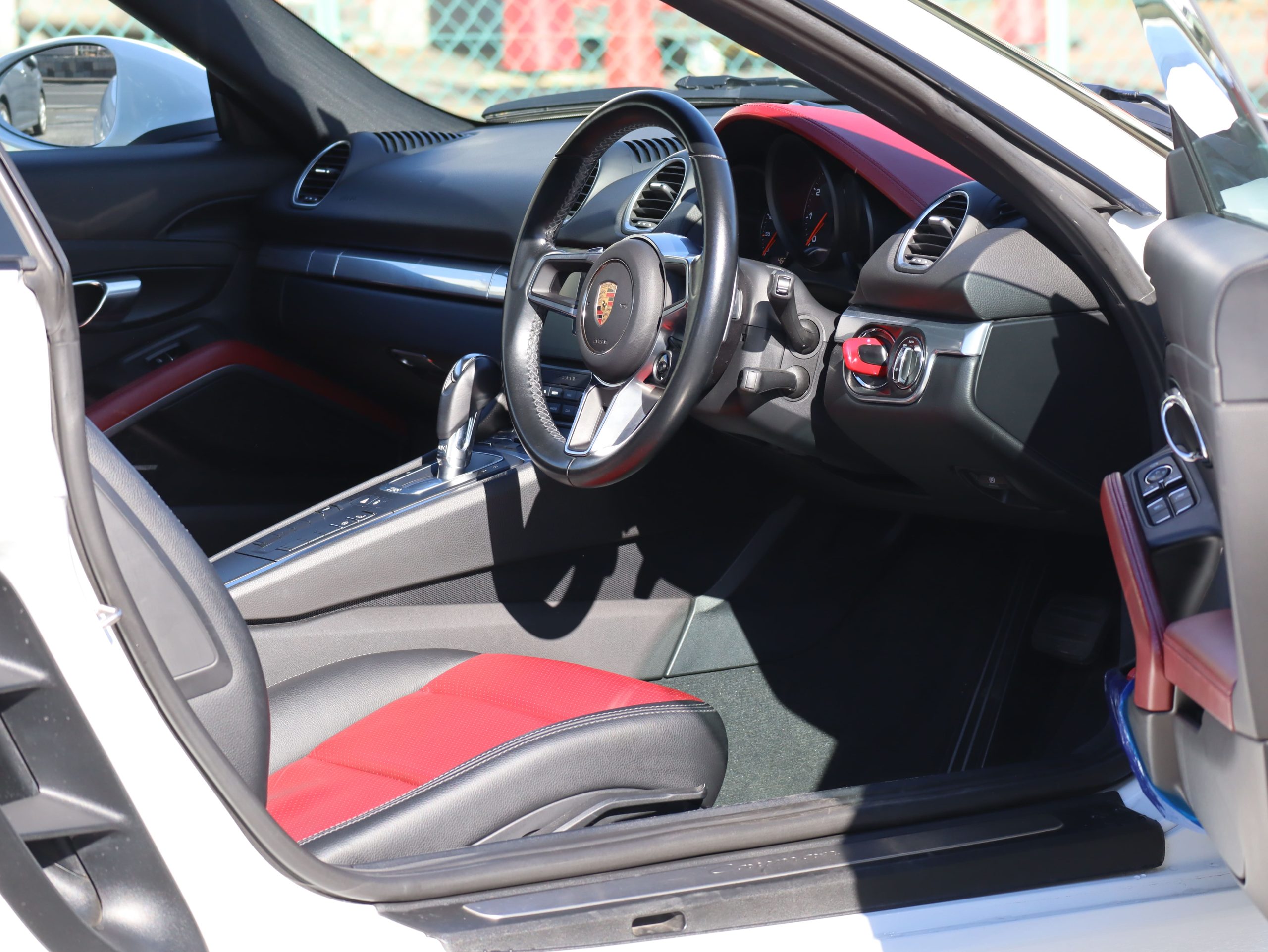 ポルシェ718ケイマン(Type982)PDK<br>スポーツクロノパッケージ<br>ツートンレザーパッケージ<br>ガンメタ仕上げTWSホイール20インチ<br>BOSEサラウンドサウンドシステム