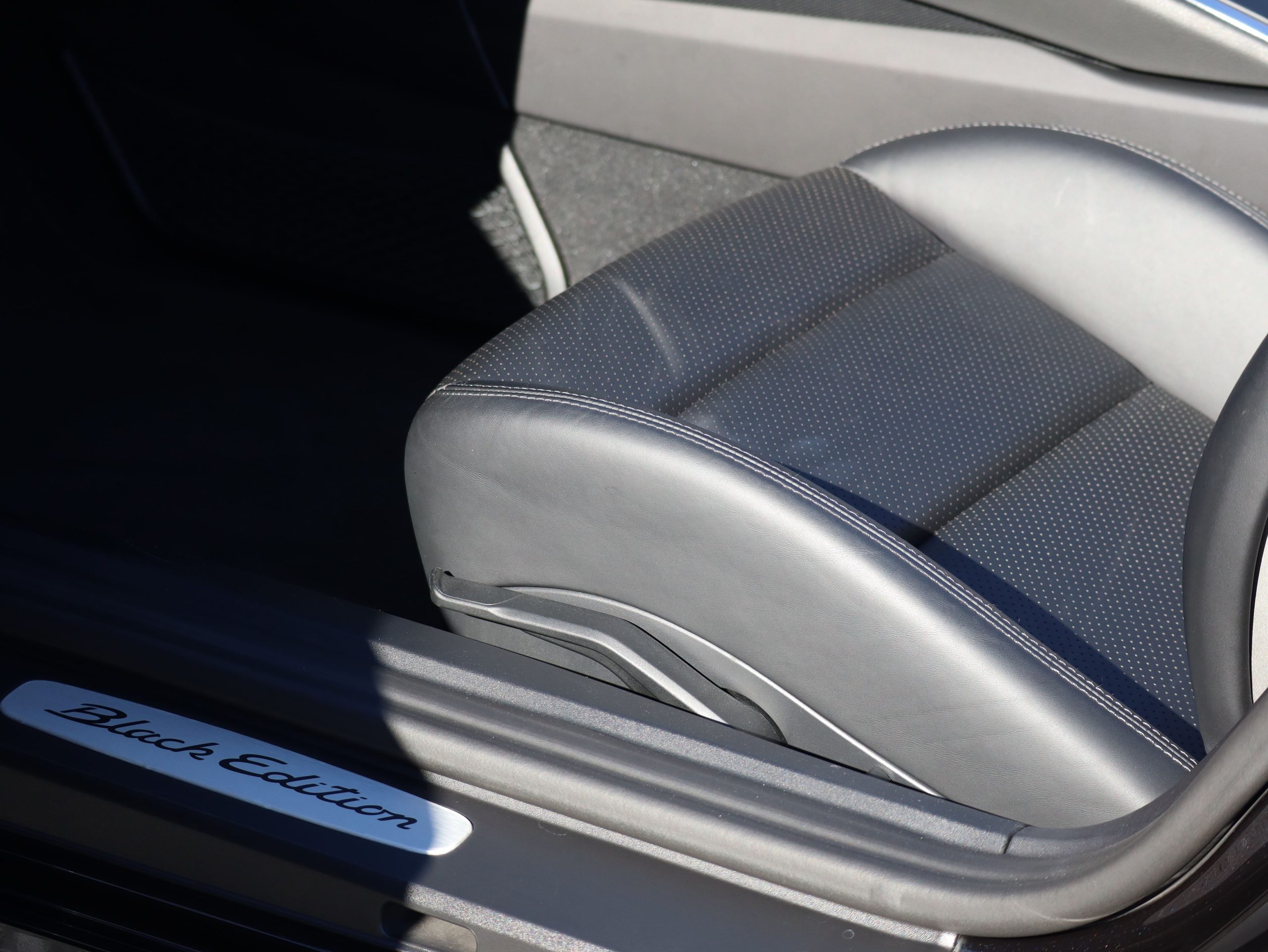 ポルシェボクスターBLACK EDITION(Type981)PDK<br>特別仕様車<br>スポーツクロノパッケージ<br>PDLS含むヘッドライト<br>ティンテッドルックテールライト<br>20インチカレラクラシックホイール