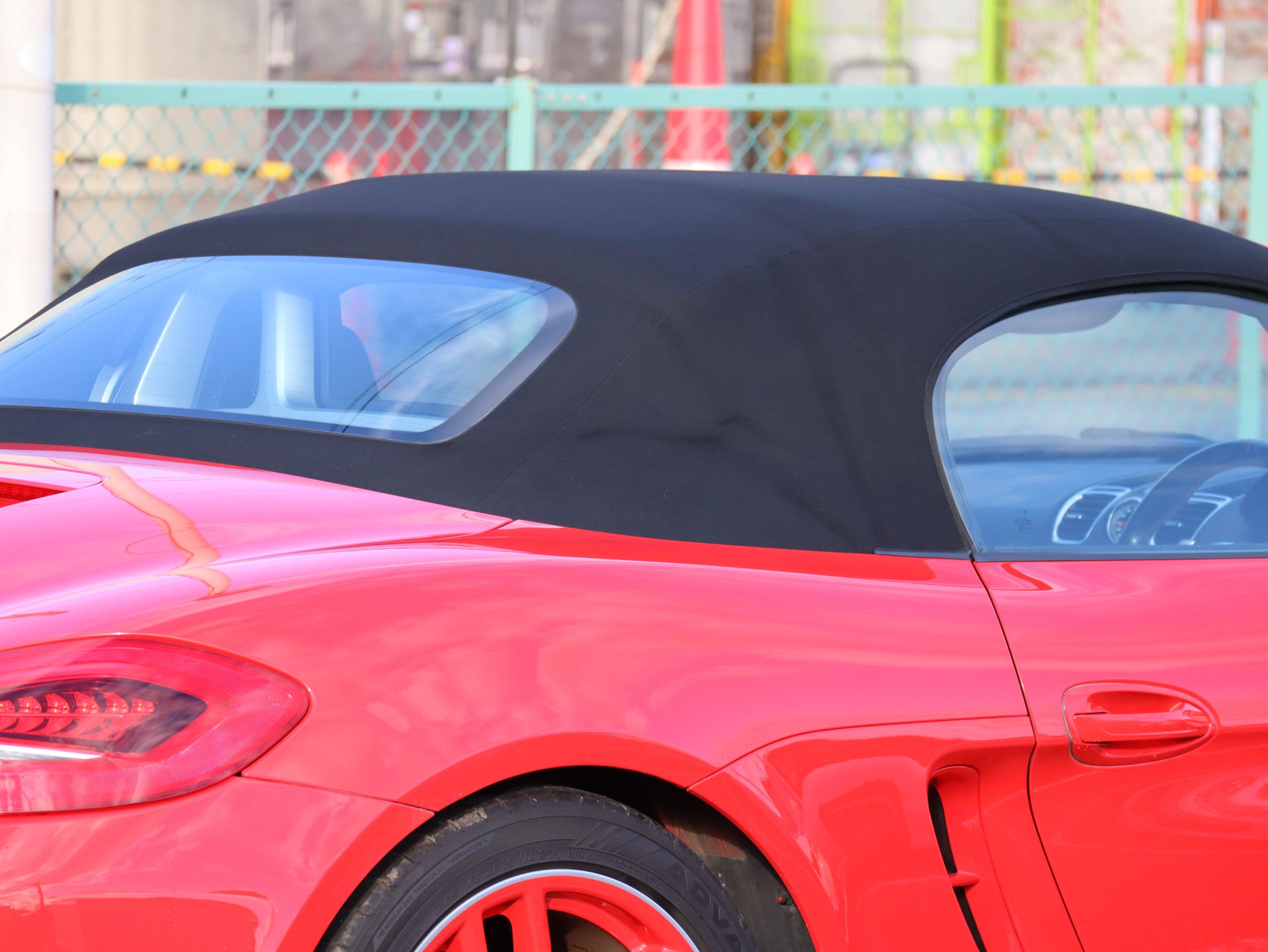 ポルシェボクスター（Type981）PDK<br>スポーツクロノパッケージ<br>レッドステッチ仕立てインテリア<br>ボディ同色仕上げホイール<br>PDLS含むバイキセノンヘッドライト<br>アルミニウムルックロールオーバーバー