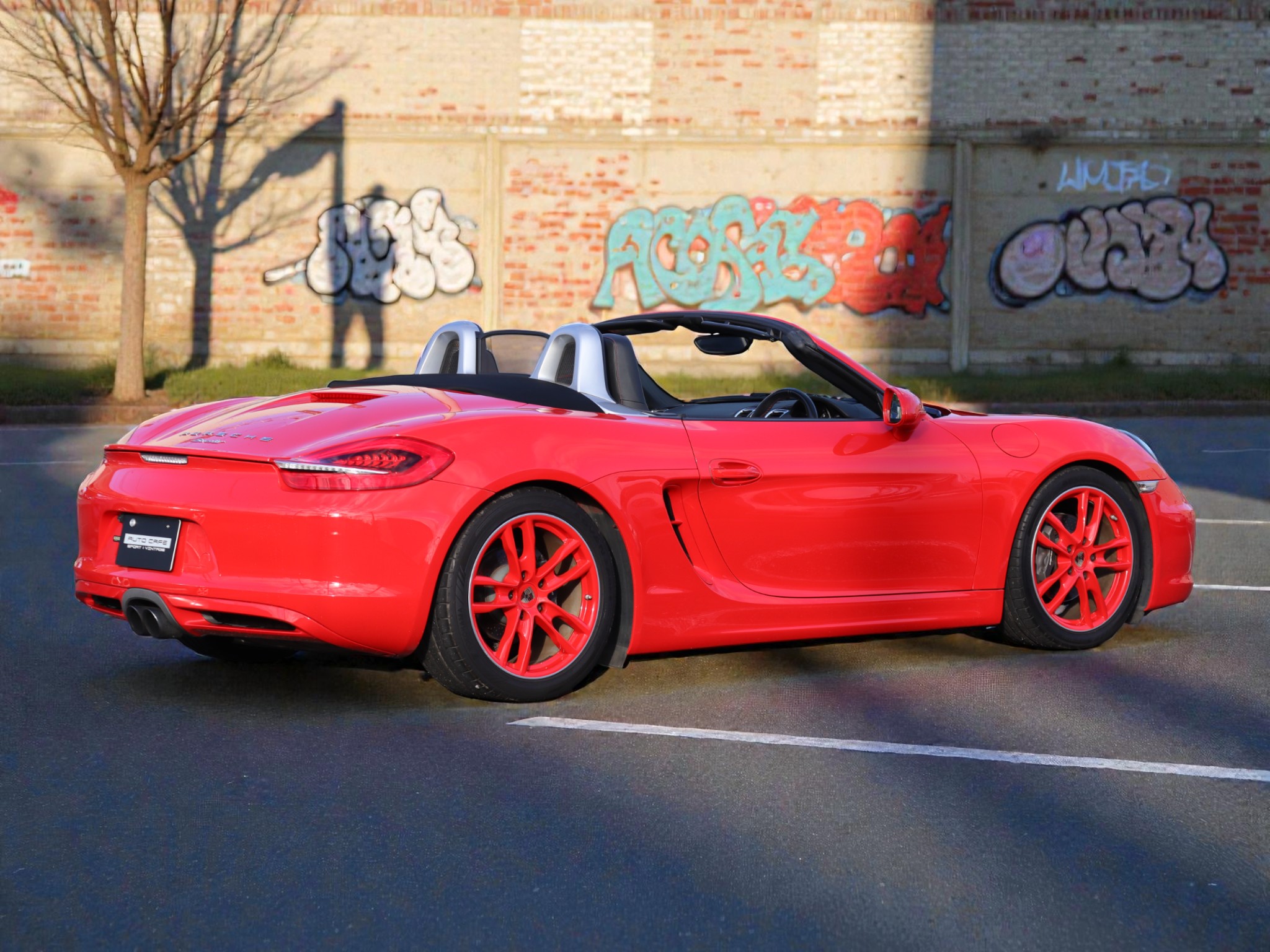 ポルシェボクスター（Type981）PDK<br>スポーツクロノパッケージ<br>レッドステッチ仕立てインテリア<br>ボディ同色仕上げホイール<br>PDLS含むバイキセノンヘッドライト<br>アルミニウムルックロールオーバーバー