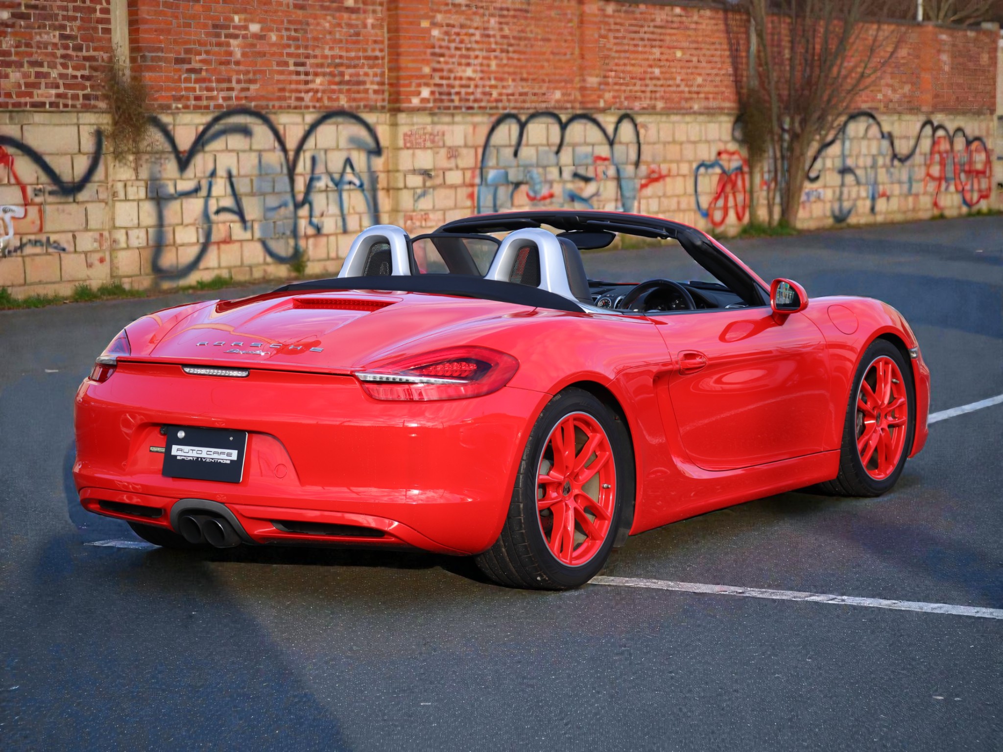 ポルシェボクスター（Type981）PDK<br>スポーツクロノパッケージ<br>レッドステッチ仕立てインテリア<br>ボディ同色仕上げホイール<br>PDLS含むバイキセノンヘッドライト<br>アルミニウムルックロールオーバーバー