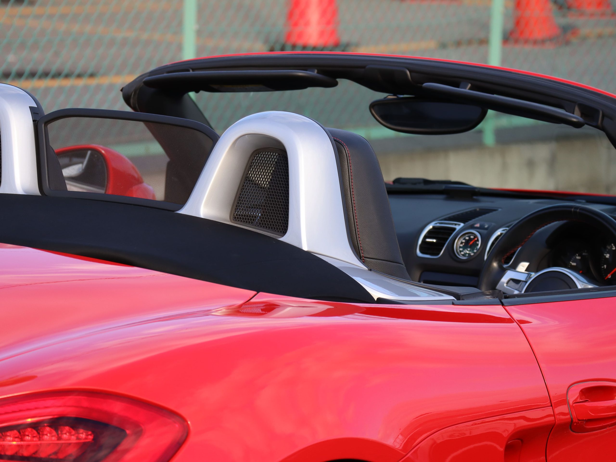 ポルシェボクスター（Type981）PDK<br>スポーツクロノパッケージ<br>レッドステッチ仕立てインテリア<br>ボディ同色仕上げホイール<br>PDLS含むバイキセノンヘッドライト<br>アルミニウムルックロールオーバーバー