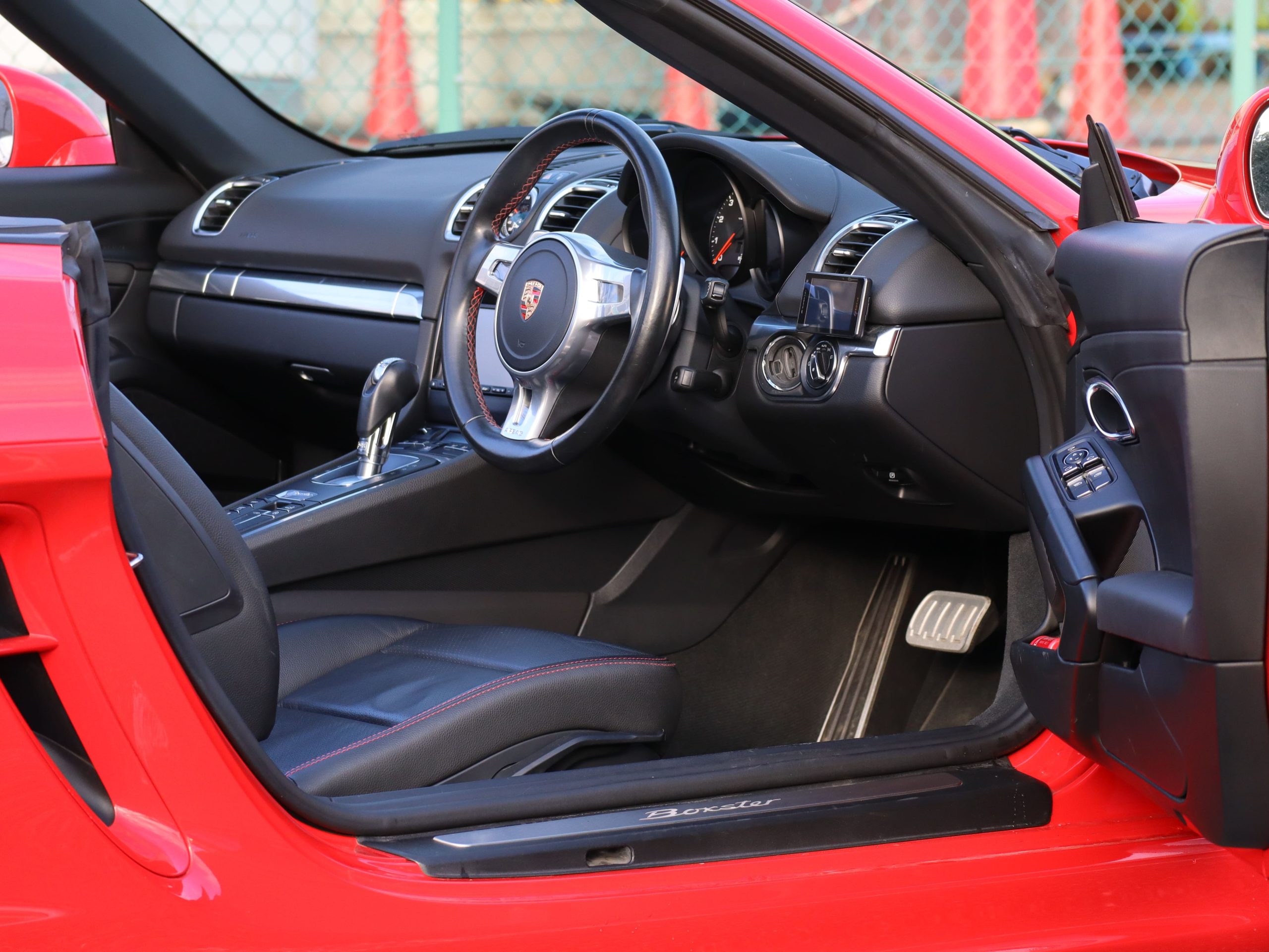 ポルシェボクスター（Type981）PDK<br>スポーツクロノパッケージ<br>レッドステッチ仕立てインテリア<br>ボディ同色仕上げホイール<br>PDLS含むバイキセノンヘッドライト<br>アルミニウムルックロールオーバーバー