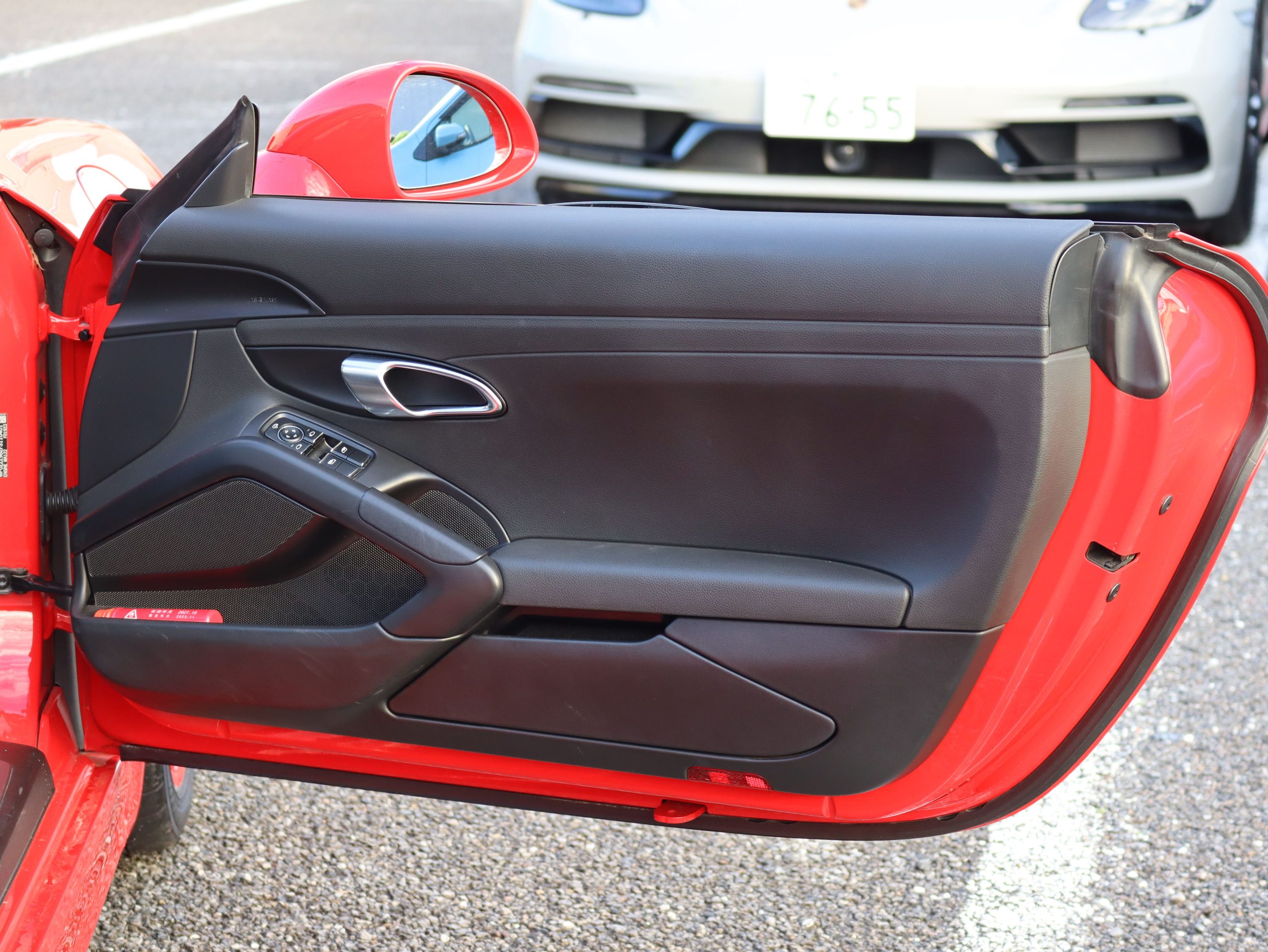 ポルシェボクスター（Type981）PDK<br>スポーツクロノパッケージ<br>レッドステッチ仕立てインテリア<br>ボディ同色仕上げホイール<br>PDLS含むバイキセノンヘッドライト<br>アルミニウムルックロールオーバーバー