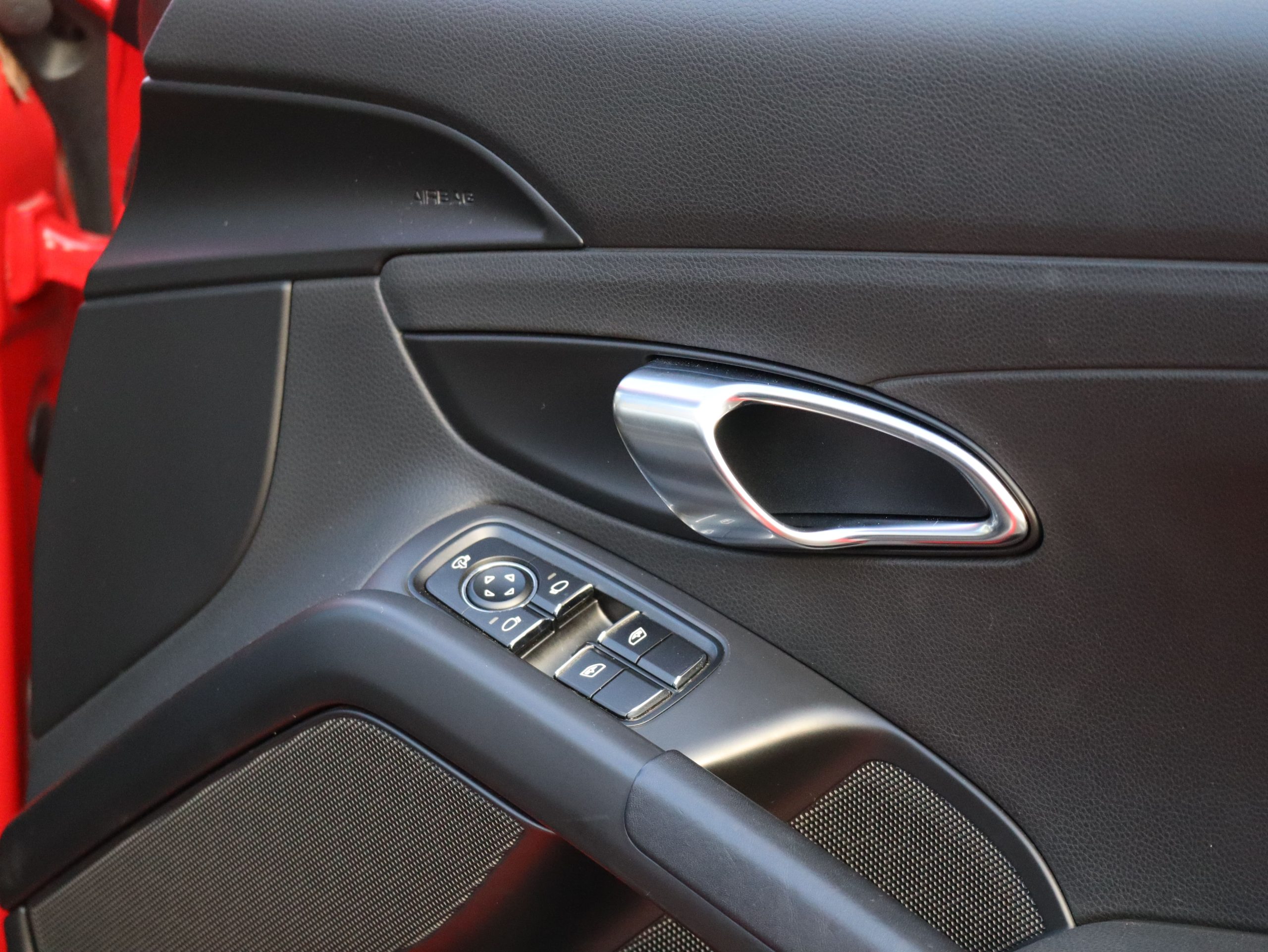 ポルシェボクスター（Type981）PDK<br>スポーツクロノパッケージ<br>レッドステッチ仕立てインテリア<br>ボディ同色仕上げホイール<br>PDLS含むバイキセノンヘッドライト<br>アルミニウムルックロールオーバーバー