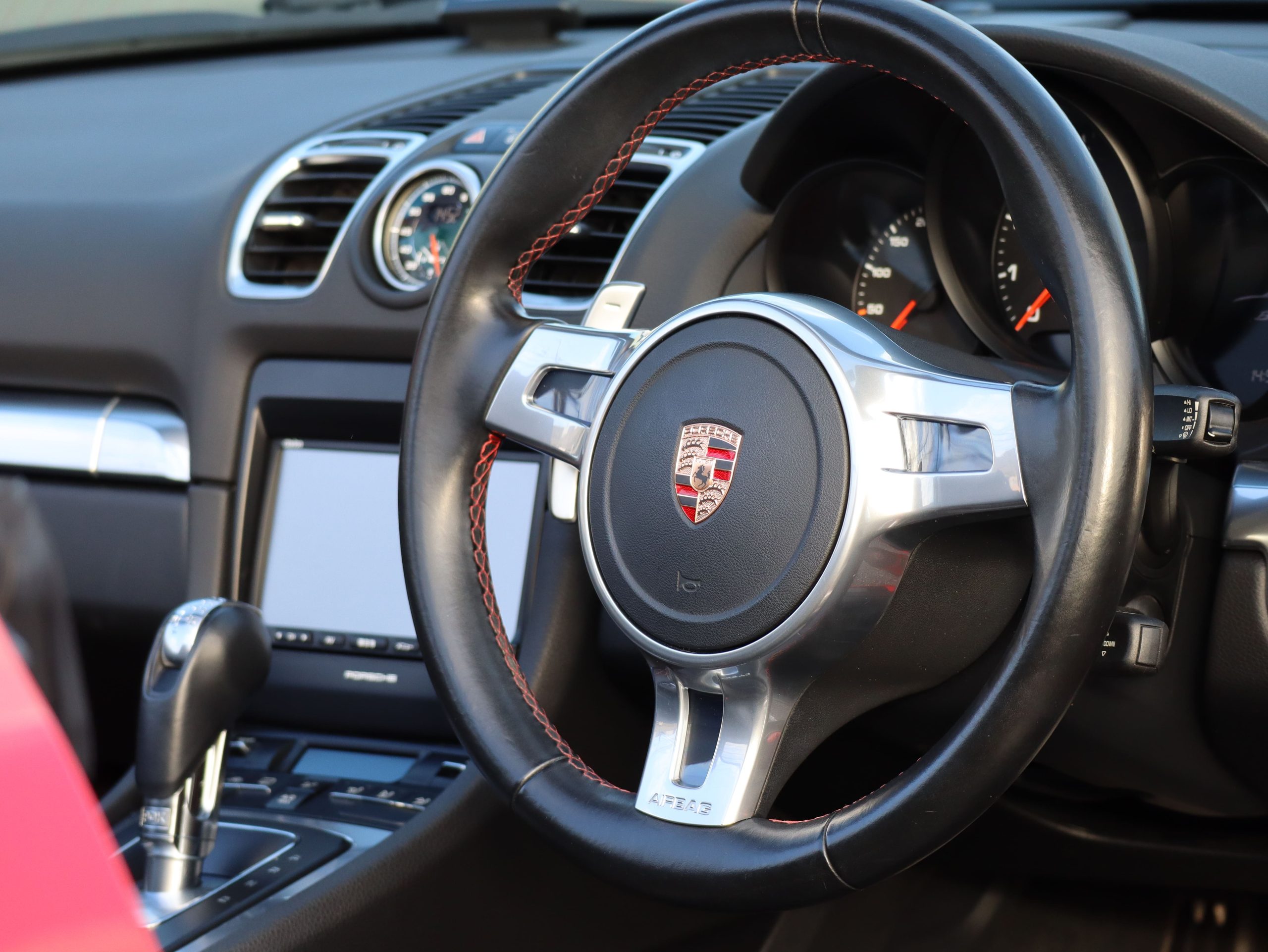 ポルシェボクスター（Type981）PDK<br>スポーツクロノパッケージ<br>レッドステッチ仕立てインテリア<br>ボディ同色仕上げホイール<br>PDLS含むバイキセノンヘッドライト<br>アルミニウムルックロールオーバーバー