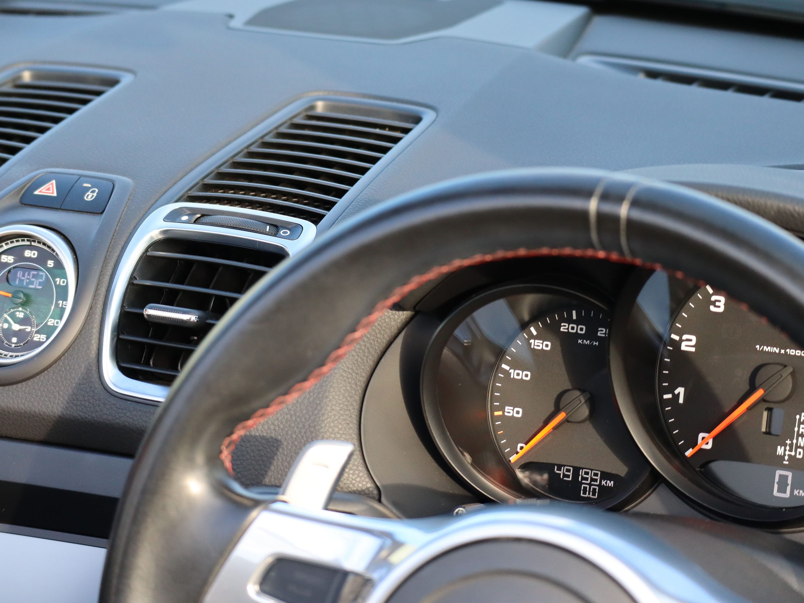 ポルシェボクスター（Type981）PDK<br>スポーツクロノパッケージ<br>レッドステッチ仕立てインテリア<br>ボディ同色仕上げホイール<br>PDLS含むバイキセノンヘッドライト<br>アルミニウムルックロールオーバーバー