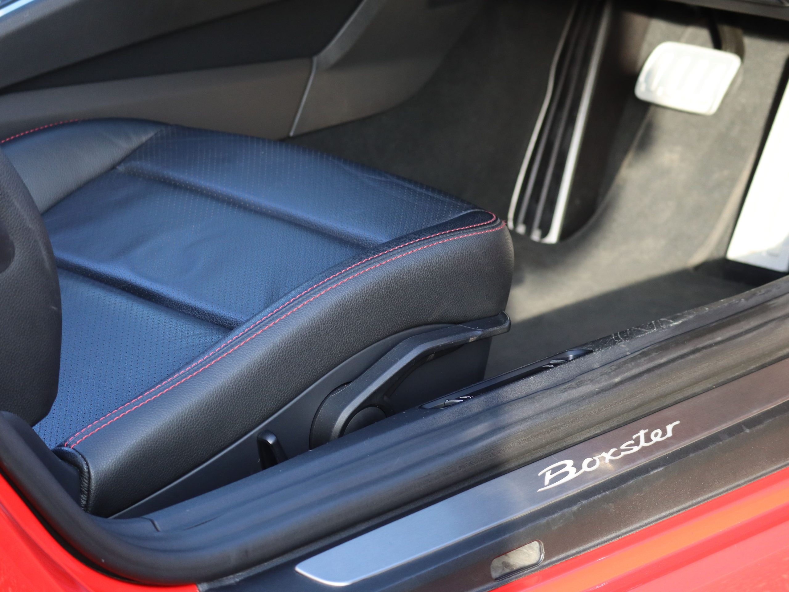 ポルシェボクスター（Type981）PDK<br>スポーツクロノパッケージ<br>レッドステッチ仕立てインテリア<br>ボディ同色仕上げホイール<br>PDLS含むバイキセノンヘッドライト<br>アルミニウムルックロールオーバーバー