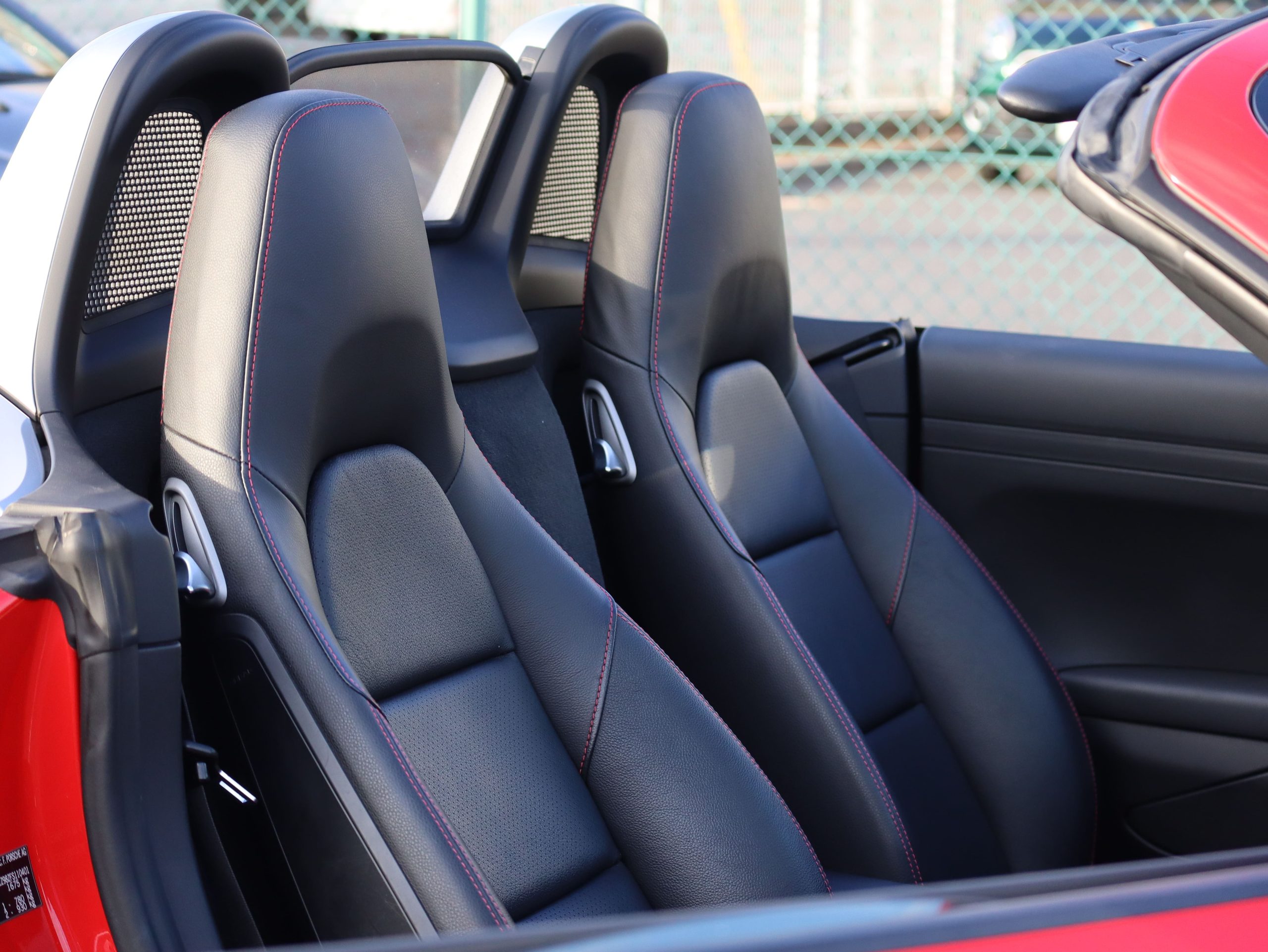 ポルシェボクスター（Type981）PDK<br>スポーツクロノパッケージ<br>レッドステッチ仕立てインテリア<br>ボディ同色仕上げホイール<br>PDLS含むバイキセノンヘッドライト<br>アルミニウムルックロールオーバーバー