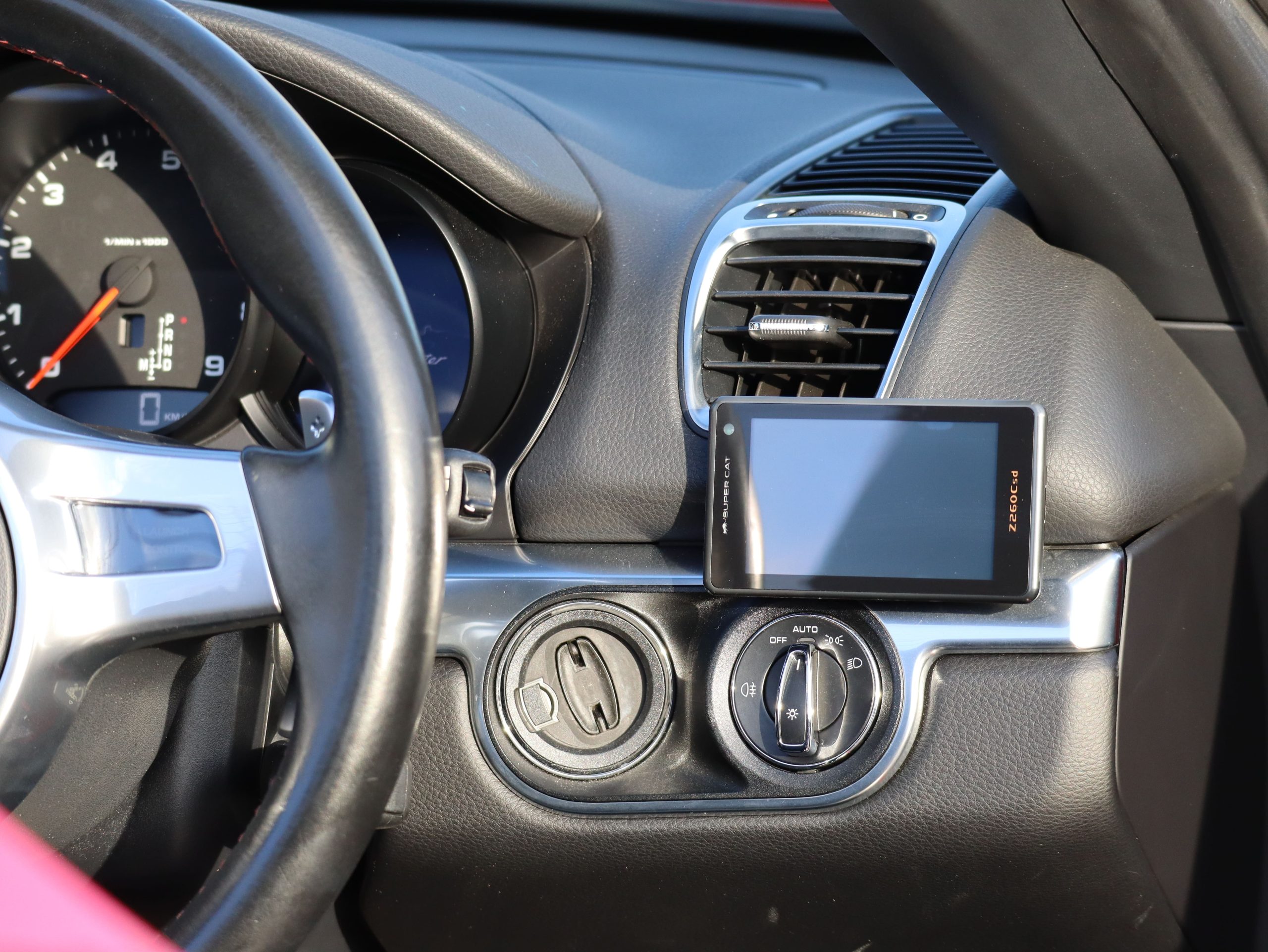 ポルシェボクスター（Type981）PDK<br>スポーツクロノパッケージ<br>レッドステッチ仕立てインテリア<br>ボディ同色仕上げホイール<br>PDLS含むバイキセノンヘッドライト<br>アルミニウムルックロールオーバーバー