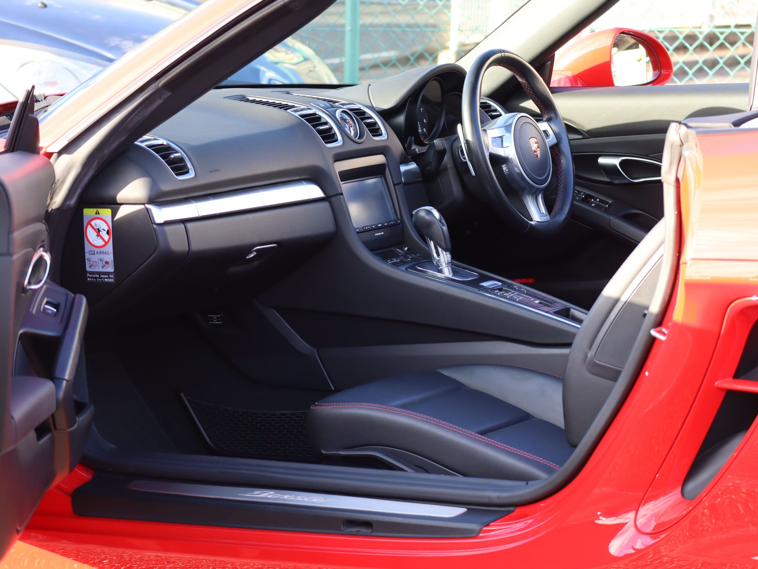 ポルシェボクスター（Type981）PDK<br>スポーツクロノパッケージ<br>レッドステッチ仕立てインテリア<br>ボディ同色仕上げホイール<br>PDLS含むバイキセノンヘッドライト<br>アルミニウムルックロールオーバーバー