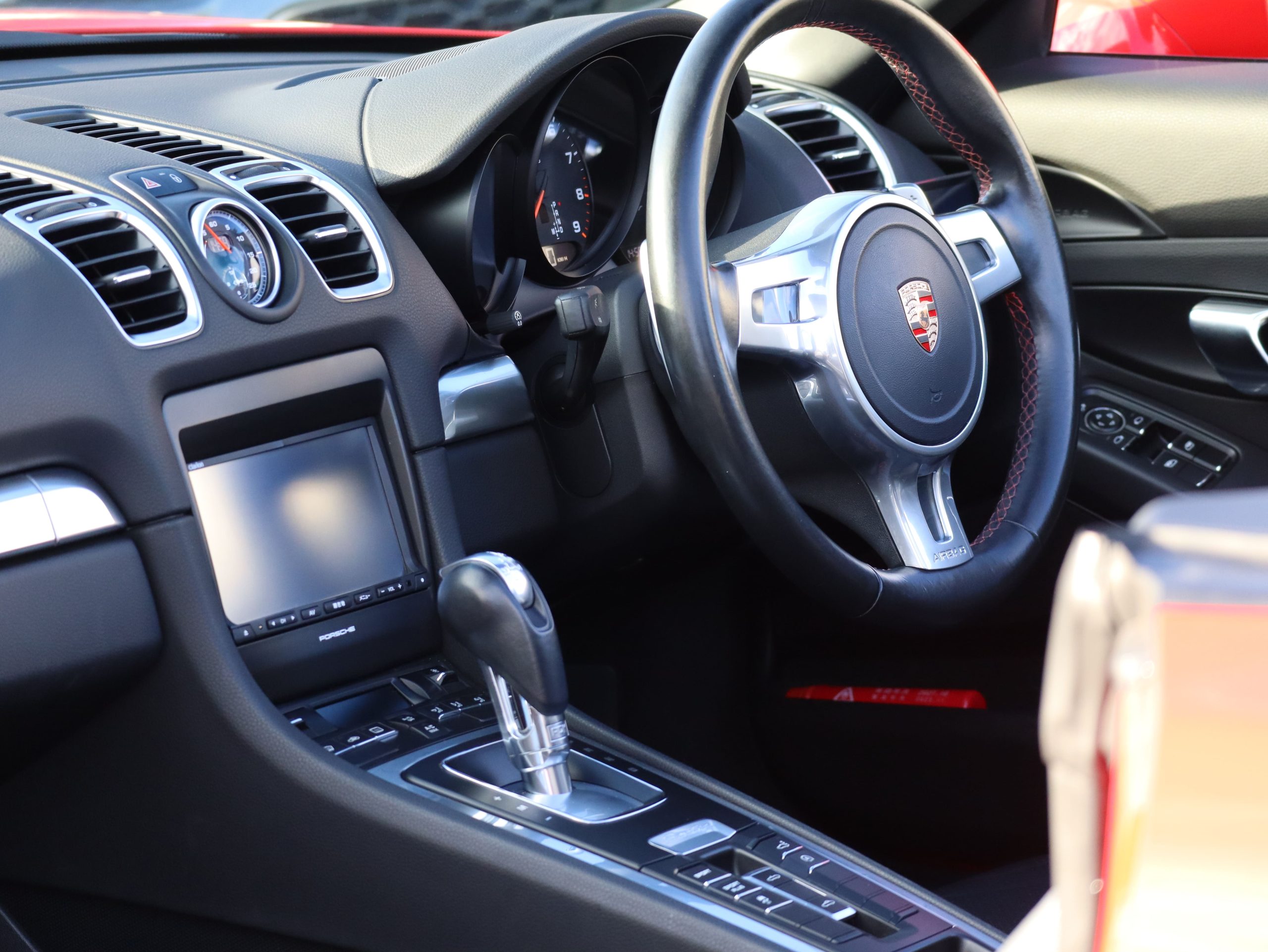 ポルシェボクスター（Type981）PDK<br>スポーツクロノパッケージ<br>レッドステッチ仕立てインテリア<br>ボディ同色仕上げホイール<br>PDLS含むバイキセノンヘッドライト<br>アルミニウムルックロールオーバーバー