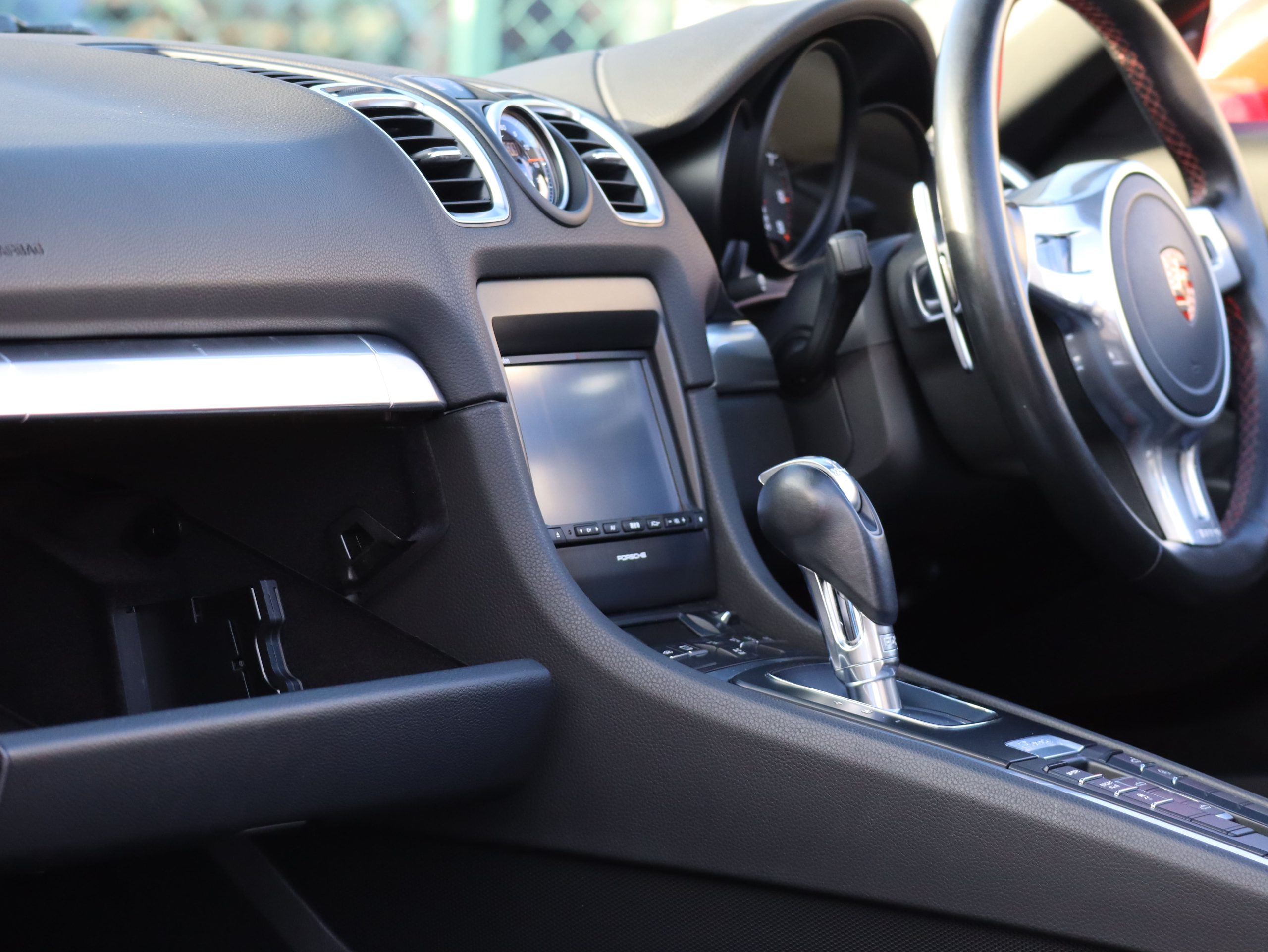 ポルシェボクスター（Type981）PDK<br>スポーツクロノパッケージ<br>レッドステッチ仕立てインテリア<br>ボディ同色仕上げホイール<br>PDLS含むバイキセノンヘッドライト<br>アルミニウムルックロールオーバーバー