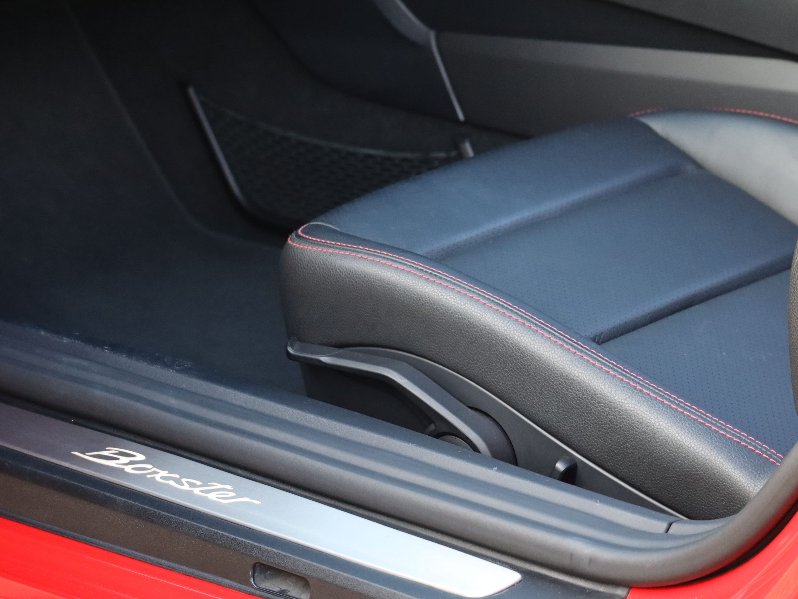 ポルシェボクスター（Type981）PDK<br>スポーツクロノパッケージ<br>レッドステッチ仕立てインテリア<br>ボディ同色仕上げホイール<br>PDLS含むバイキセノンヘッドライト<br>アルミニウムルックロールオーバーバー