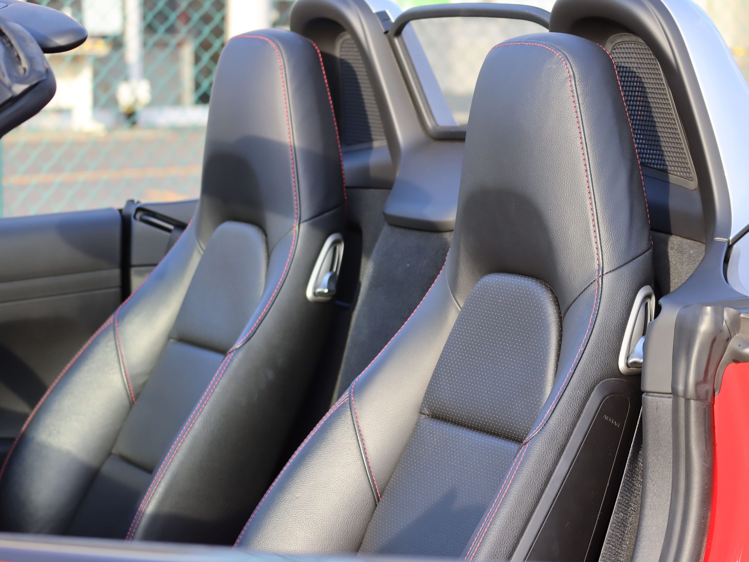 ポルシェボクスター（Type981）PDK<br>スポーツクロノパッケージ<br>レッドステッチ仕立てインテリア<br>ボディ同色仕上げホイール<br>PDLS含むバイキセノンヘッドライト<br>アルミニウムルックロールオーバーバー