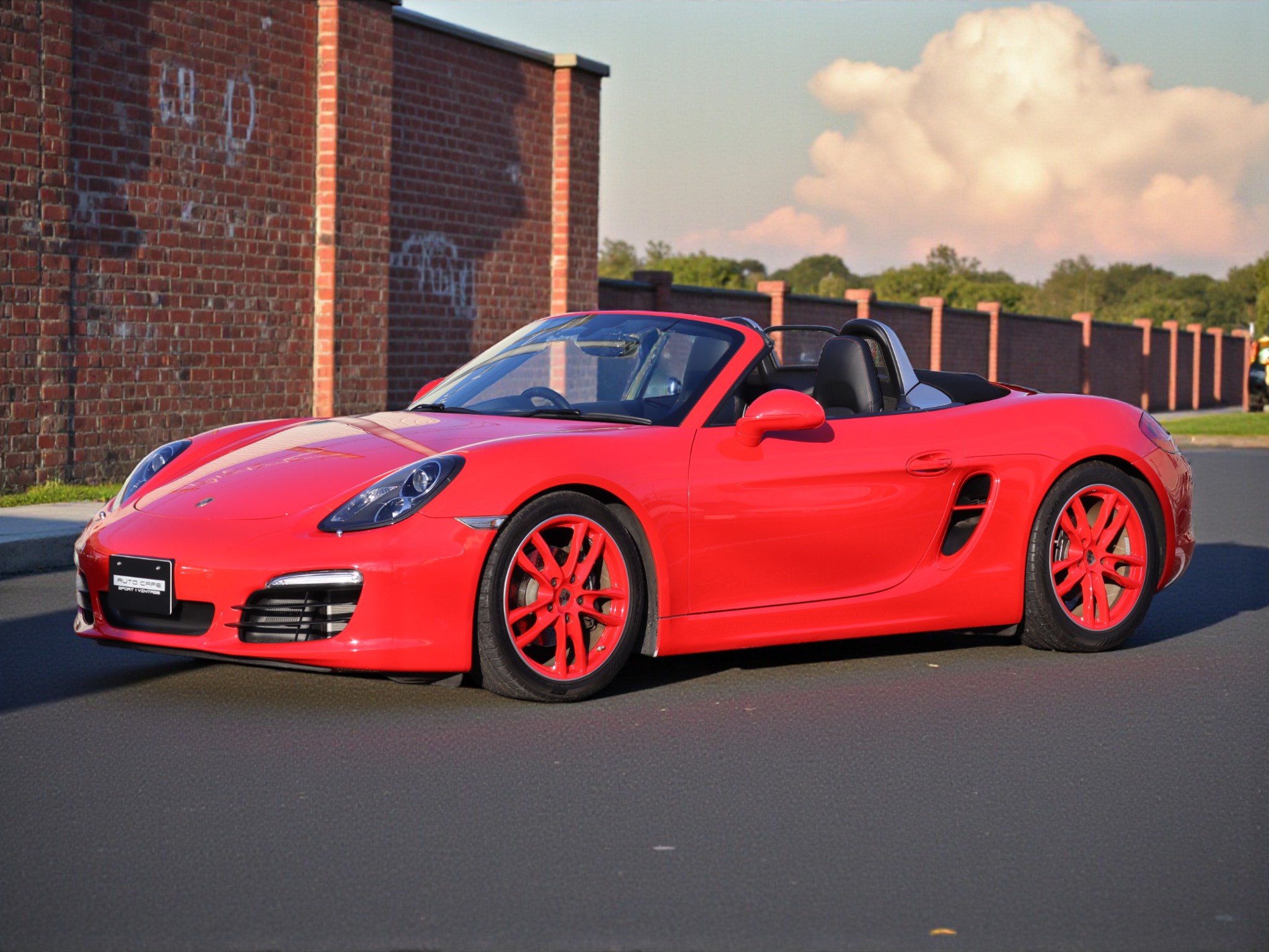 ポルシェボクスター（Type981）PDK<br>スポーツクロノパッケージ<br>レッドステッチ仕立てインテリア<br>ボディ同色仕上げホイール<br>PDLS含むバイキセノンヘッドライト<br>アルミニウムルックロールオーバーバー