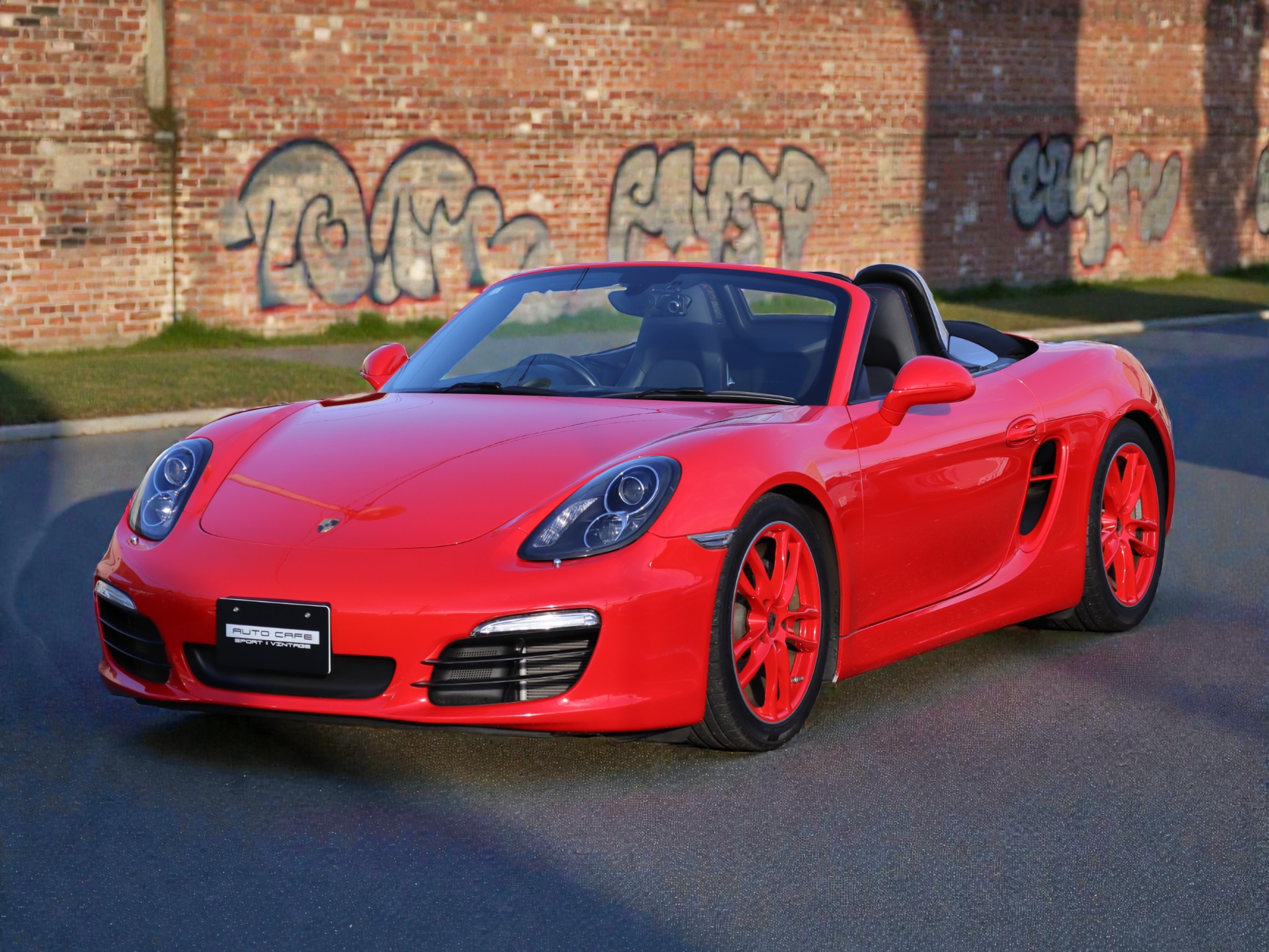 ポルシェボクスター（Type981）PDK<br>スポーツクロノパッケージ<br>レッドステッチ仕立てインテリア<br>ボディ同色仕上げホイール<br>PDLS含むバイキセノンヘッドライト<br>アルミニウムルックロールオーバーバー