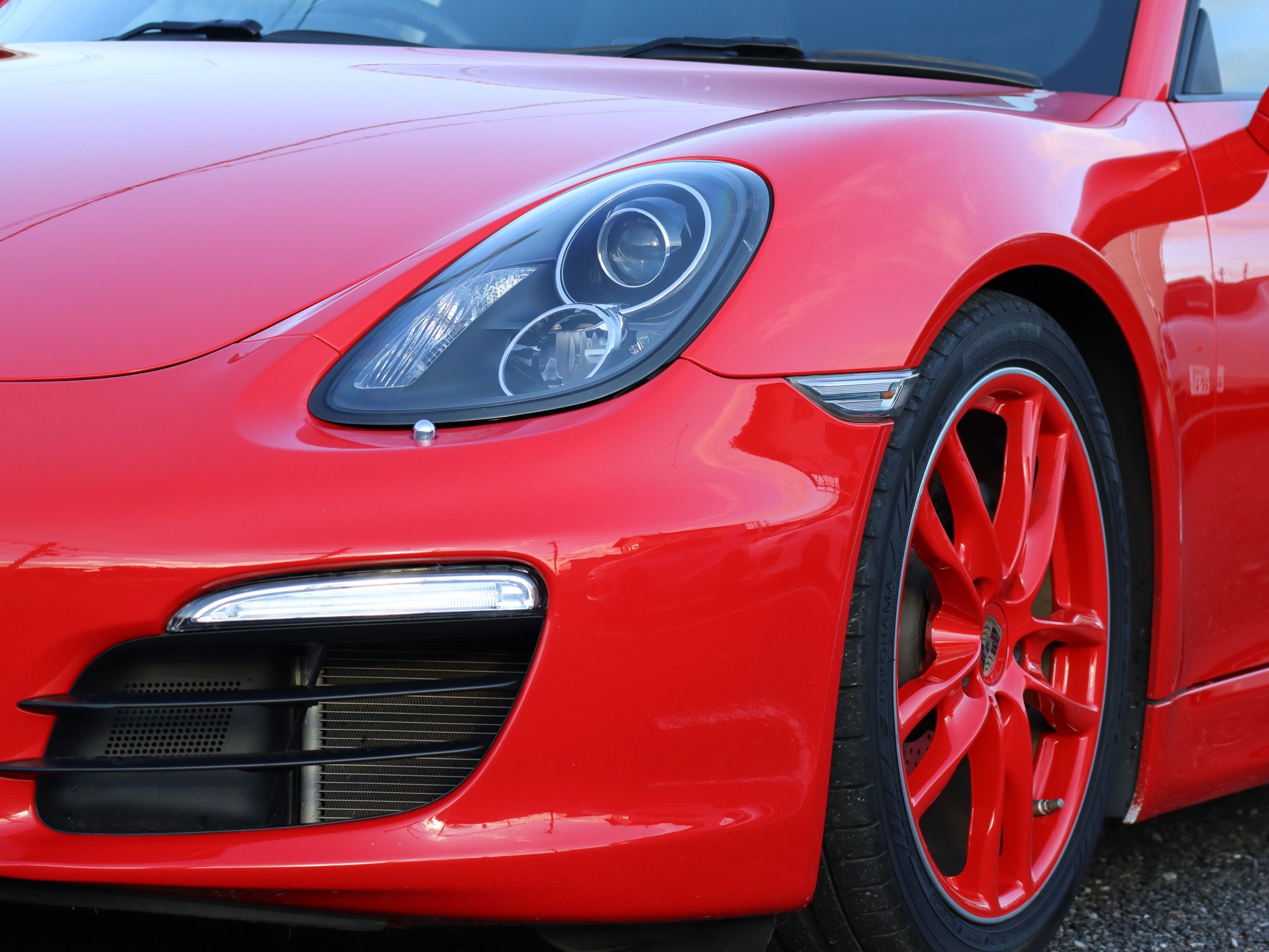 ポルシェボクスター（Type981）PDK<br>スポーツクロノパッケージ<br>レッドステッチ仕立てインテリア<br>ボディ同色仕上げホイール<br>PDLS含むバイキセノンヘッドライト<br>アルミニウムルックロールオーバーバー