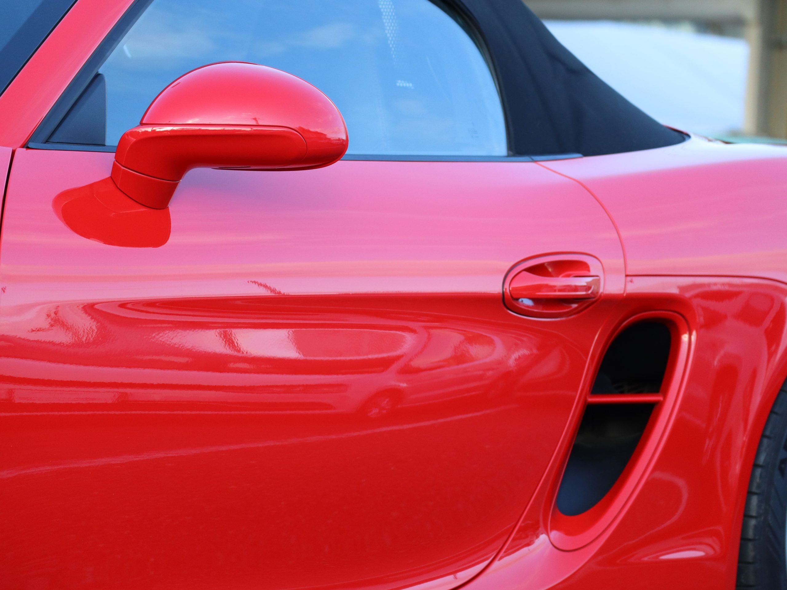 ポルシェボクスター（Type981）PDK<br>スポーツクロノパッケージ<br>レッドステッチ仕立てインテリア<br>ボディ同色仕上げホイール<br>PDLS含むバイキセノンヘッドライト<br>アルミニウムルックロールオーバーバー