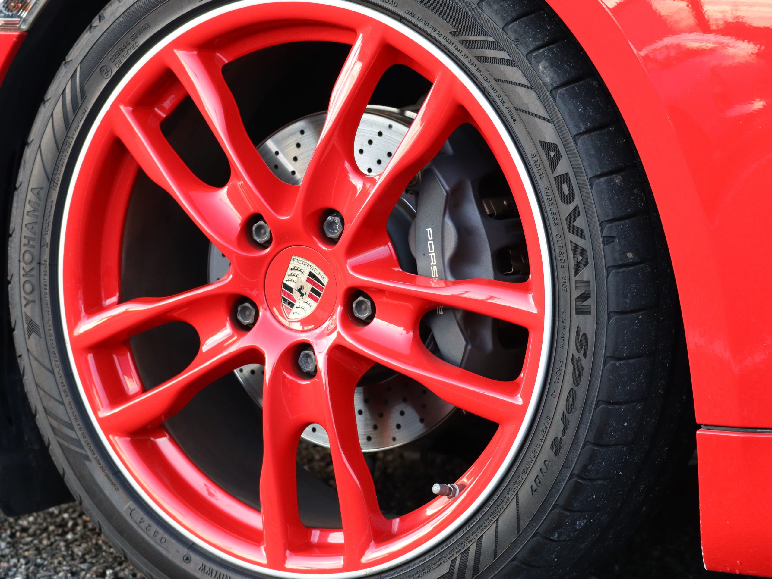 ポルシェボクスター（Type981）PDK<br>スポーツクロノパッケージ<br>レッドステッチ仕立てインテリア<br>ボディ同色仕上げホイール<br>PDLS含むバイキセノンヘッドライト<br>アルミニウムルックロールオーバーバー