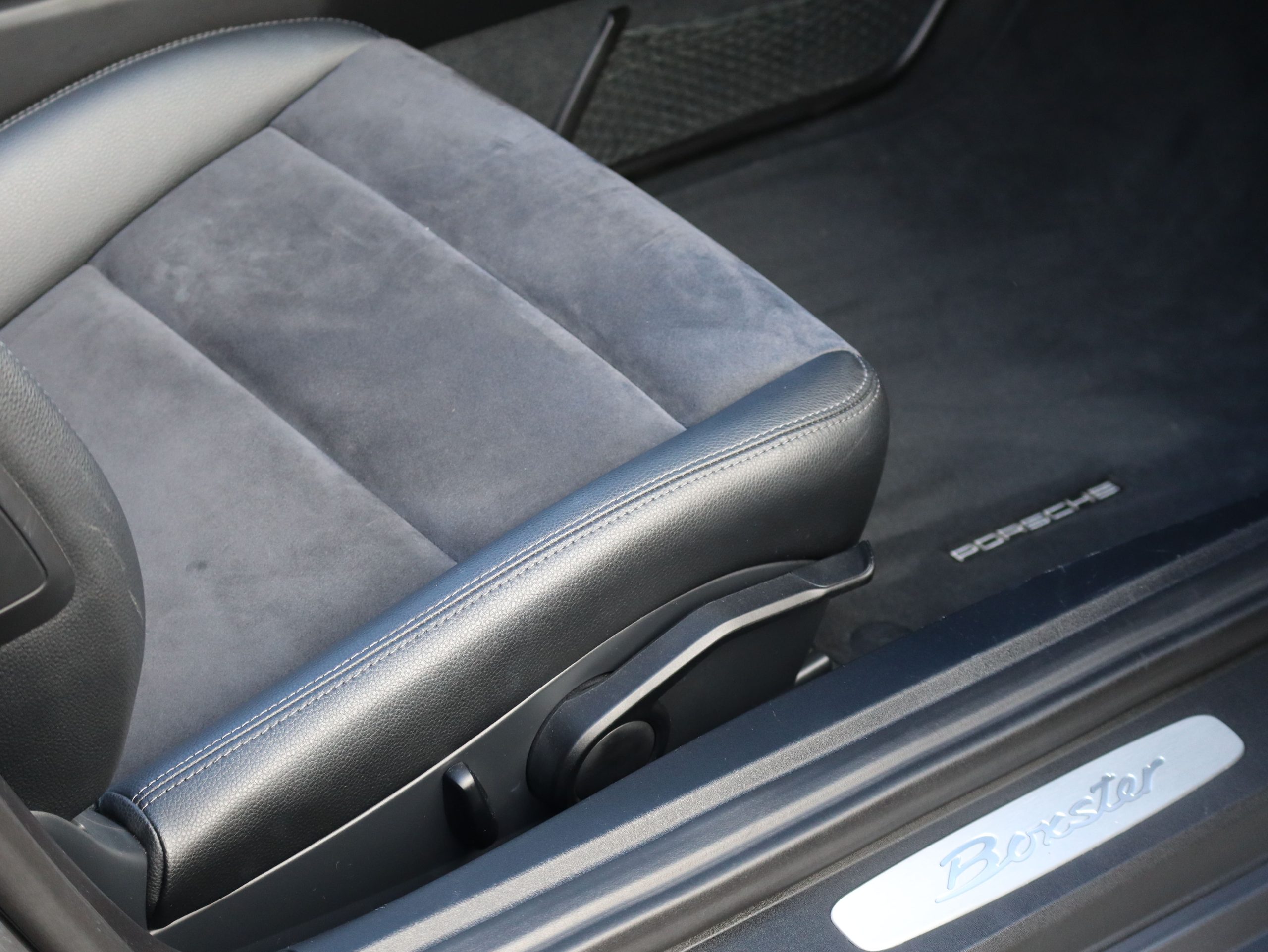 ポルシェ718ボクスター（Type982）PDK<br>左ハンドル<br>スポーツクロノパッケージ<br>PDLS+含むLEDヘッドライト<br>エントリー＆ドライブシステム<br>アクティブサスペンションマネージメント<br>20インチカレラクラシックホイール