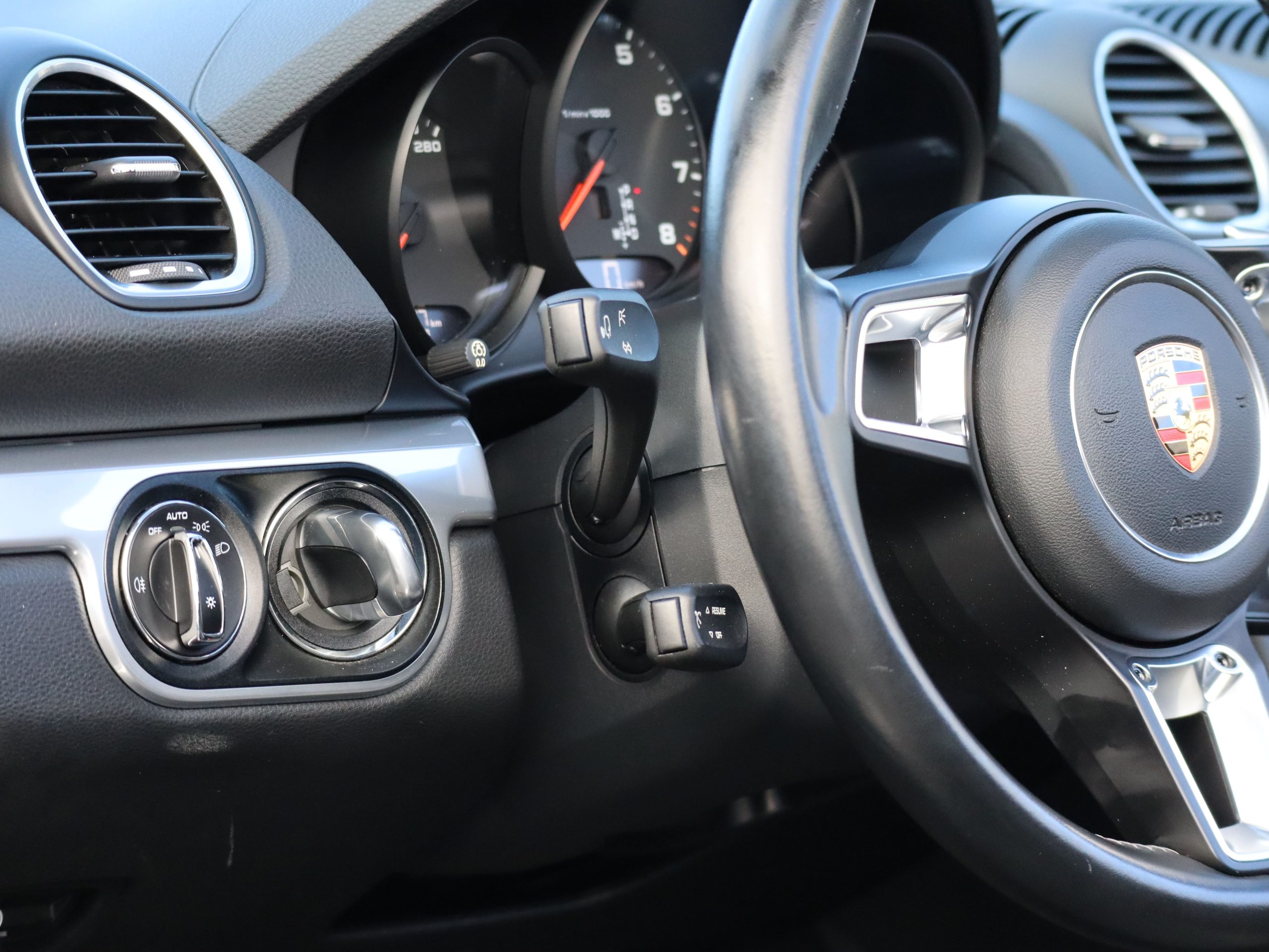 ポルシェ718ボクスター（Type982）PDK<br>左ハンドル<br>スポーツクロノパッケージ<br>PDLS+含むLEDヘッドライト<br>エントリー＆ドライブシステム<br>アクティブサスペンションマネージメント<br>20インチカレラクラシックホイール