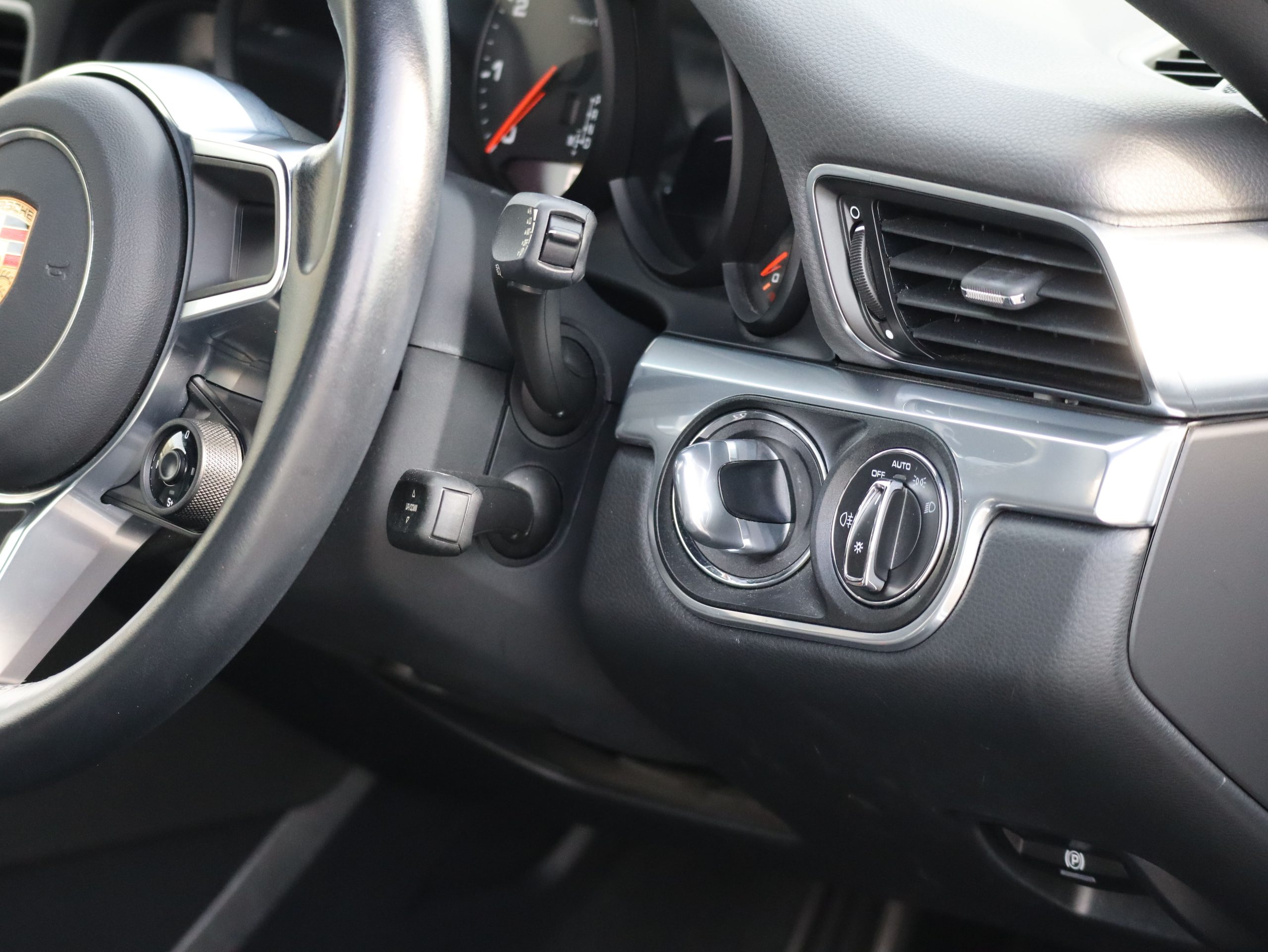 ★ポルシェ911カレラ(Type991.2)PDK<br>スポーツクロノパッケージ<br>レーンチェンジアシスト<br>エントリー&ドライブシステム<br>911ターボデザインホイール<br>地デジチューナー