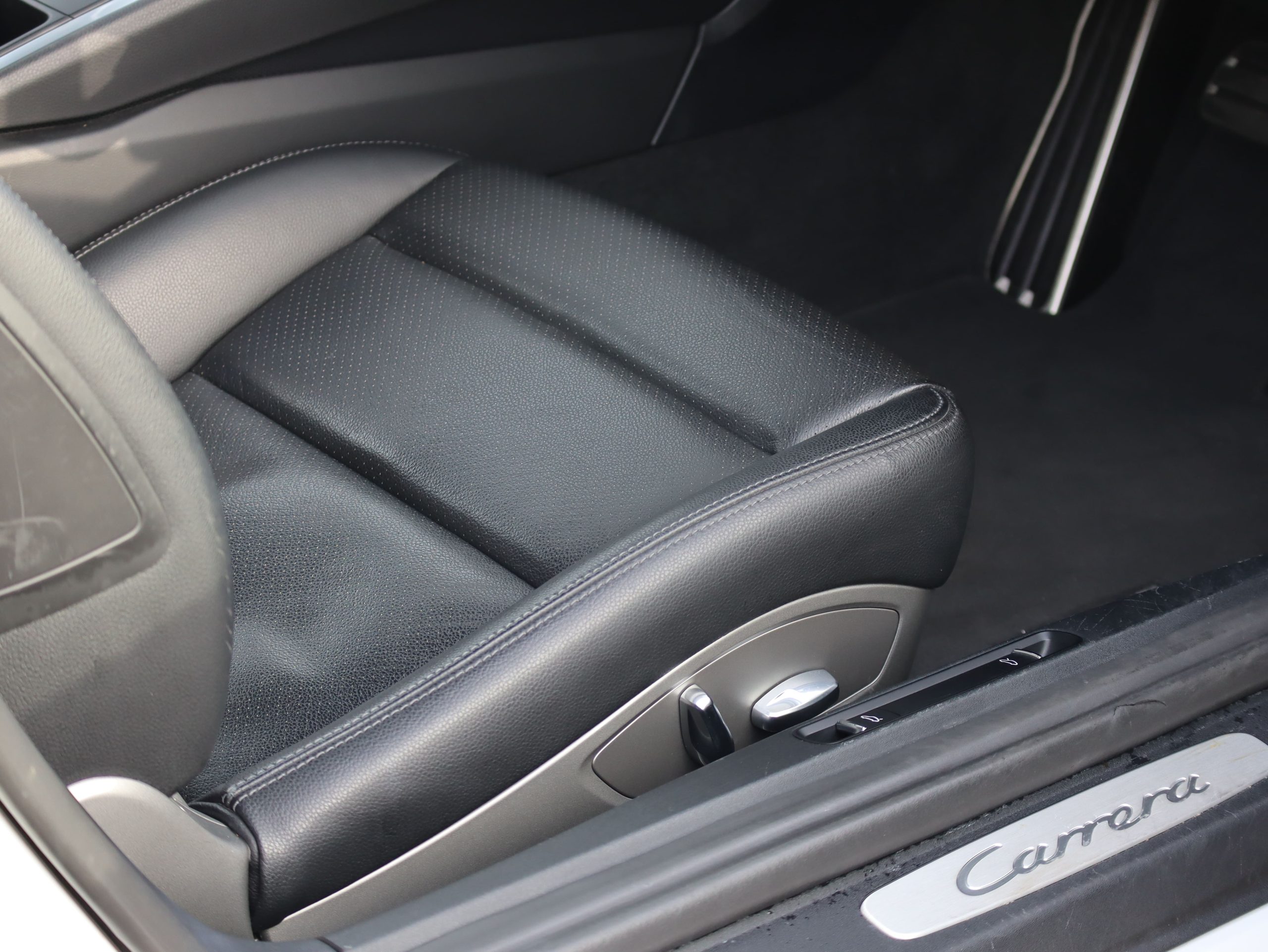 ★ポルシェ911カレラ(Type991.2)PDK<br>スポーツクロノパッケージ<br>レーンチェンジアシスト<br>エントリー&ドライブシステム<br>911ターボデザインホイール<br>地デジチューナー