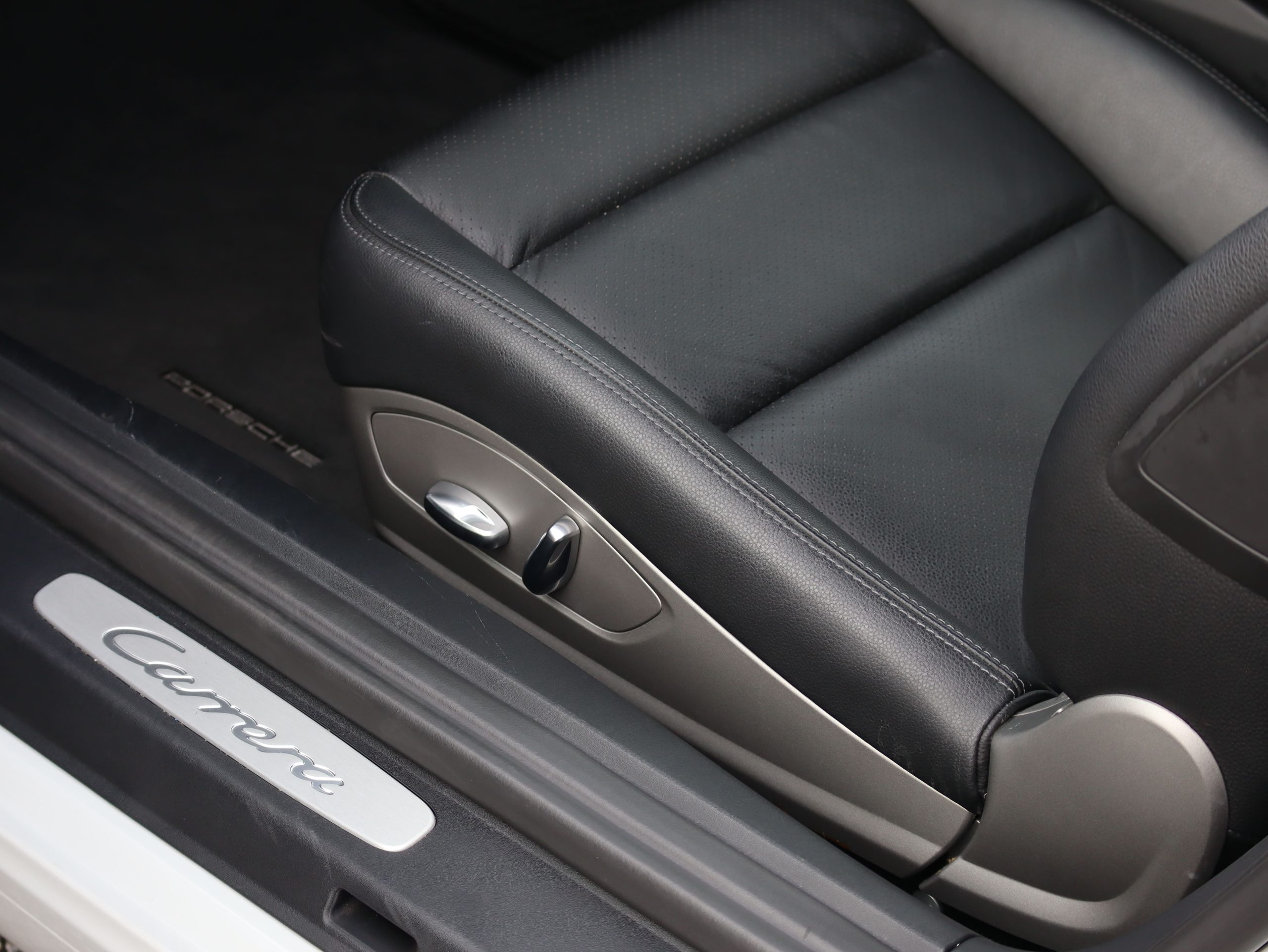 ★ポルシェ911カレラ(Type991.2)PDK<br>スポーツクロノパッケージ<br>レーンチェンジアシスト<br>エントリー&ドライブシステム<br>911ターボデザインホイール<br>地デジチューナー