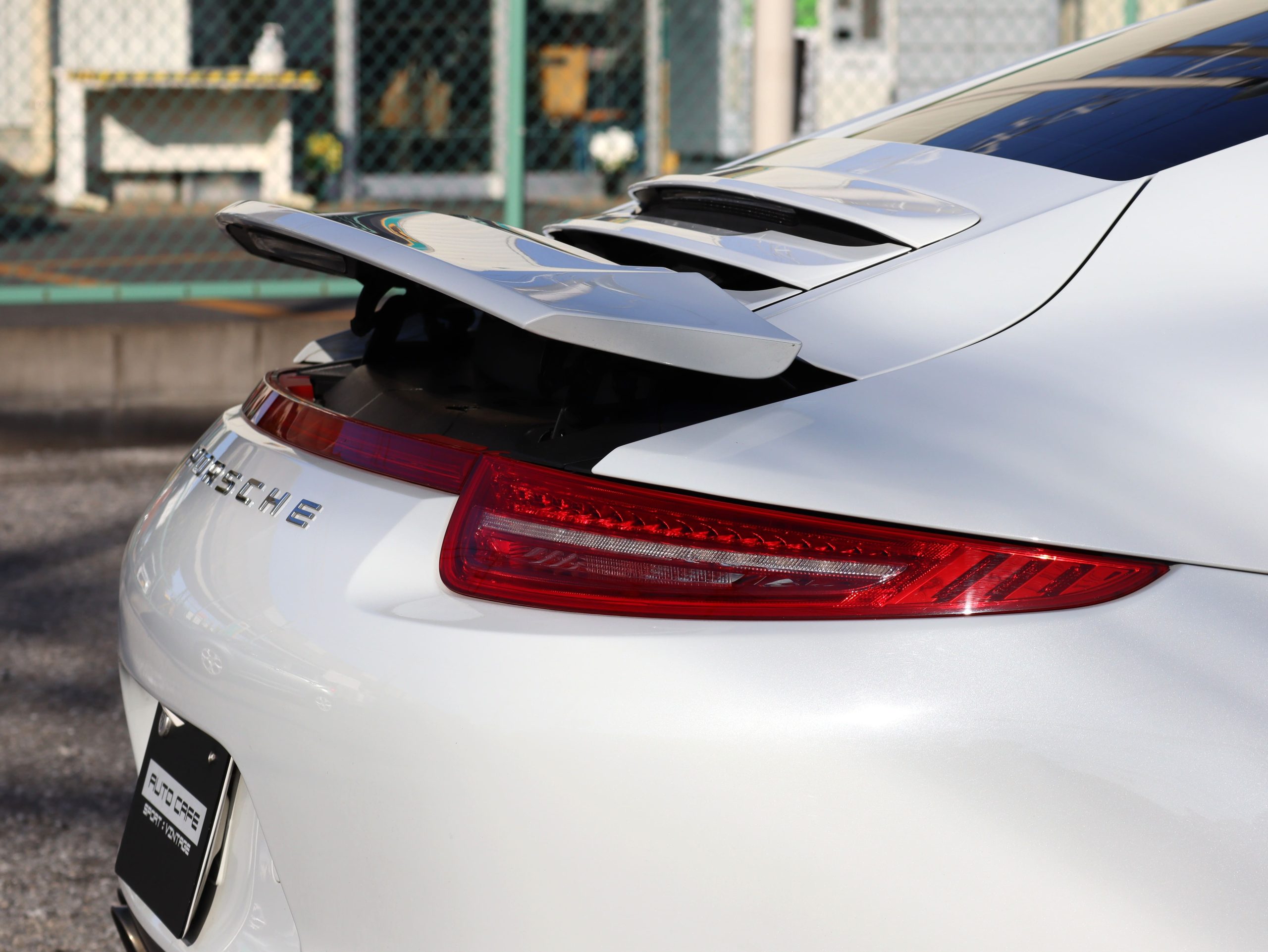 ポルシェ911カレラ4（Type991.1）PDK<br>スポーツエグゾーストシステム<br>スポーツデザインステアリング<br>カレラレッドレザーインテリア<br>クレストエンボス加工ヘッドレスト<br>20インチカレラSホイール