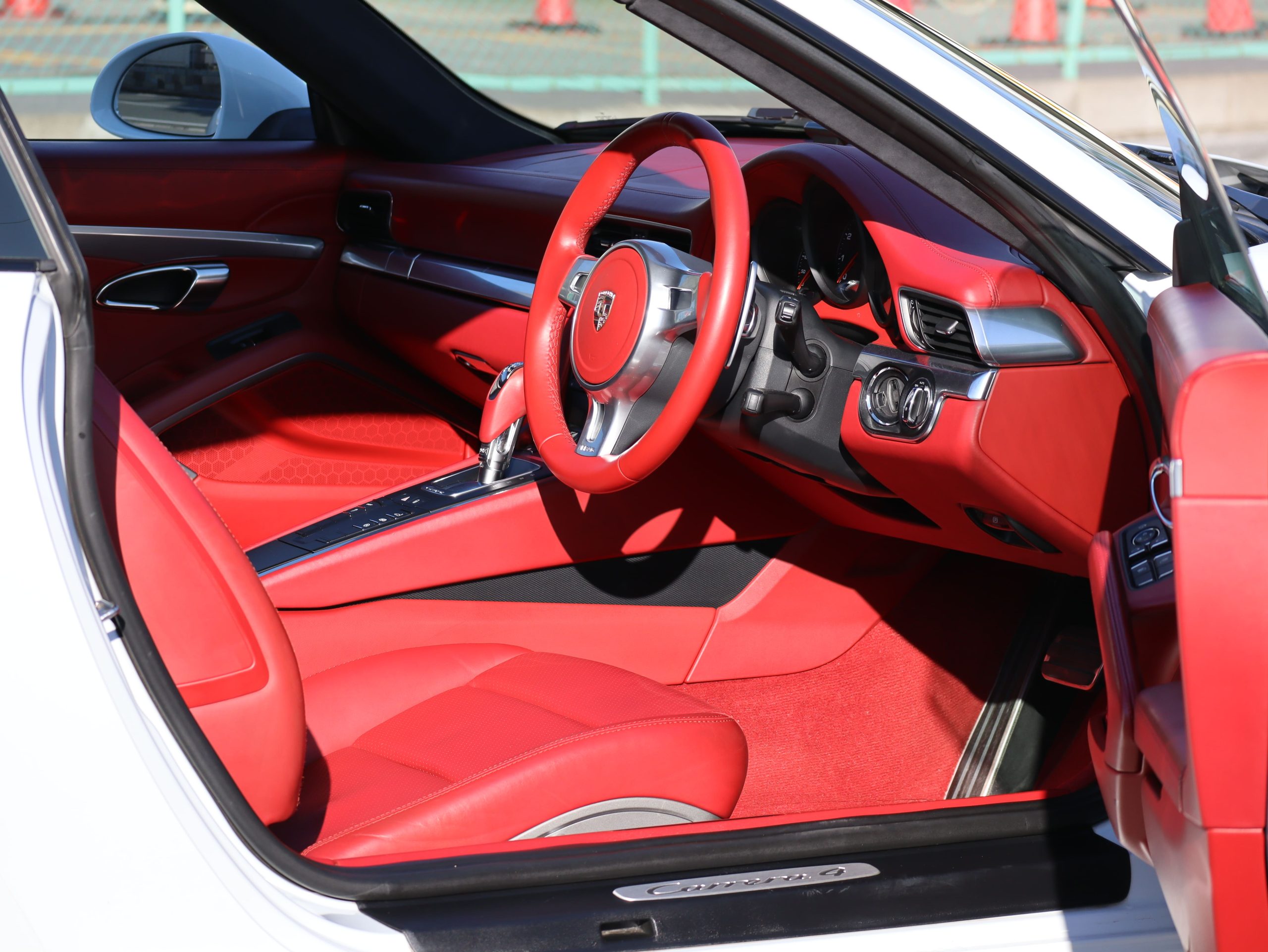 ポルシェ911カレラ4（Type991.1）PDK<br>スポーツエグゾーストシステム<br>スポーツデザインステアリング<br>カレラレッドレザーインテリア<br>クレストエンボス加工ヘッドレスト<br>20インチカレラSホイール