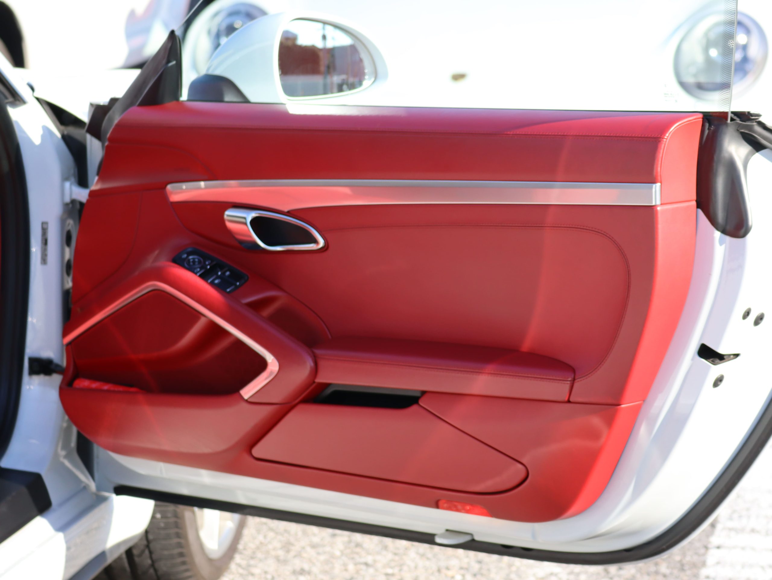 ポルシェ911カレラ4（Type991.1）PDK<br>スポーツエグゾーストシステム<br>スポーツデザインステアリング<br>カレラレッドレザーインテリア<br>クレストエンボス加工ヘッドレスト<br>20インチカレラSホイール