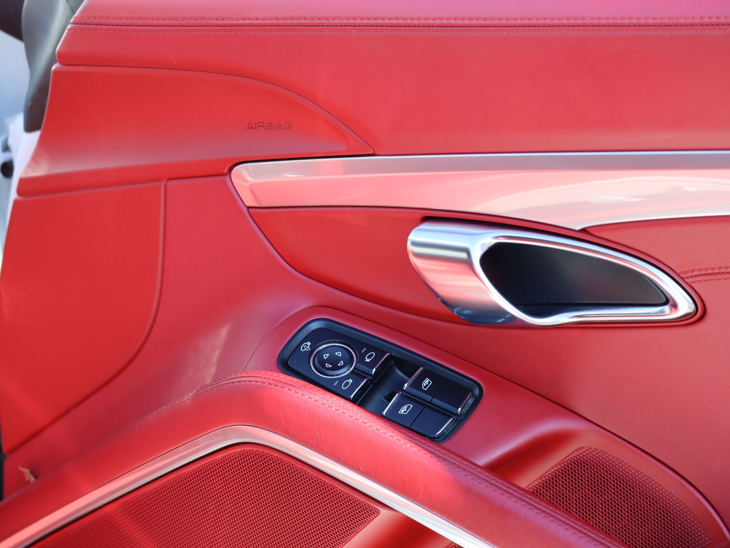 ポルシェ911カレラ4（Type991.1）PDK<br>スポーツエグゾーストシステム<br>スポーツデザインステアリング<br>カレラレッドレザーインテリア<br>クレストエンボス加工ヘッドレスト<br>20インチカレラSホイール