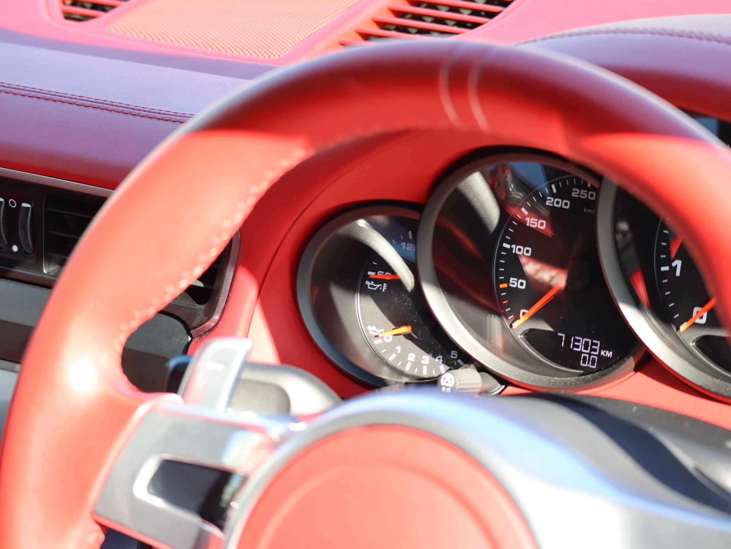 ポルシェ911カレラ4（Type991.1）PDK<br>スポーツエグゾーストシステム<br>スポーツデザインステアリング<br>カレラレッドレザーインテリア<br>クレストエンボス加工ヘッドレスト<br>20インチカレラSホイール