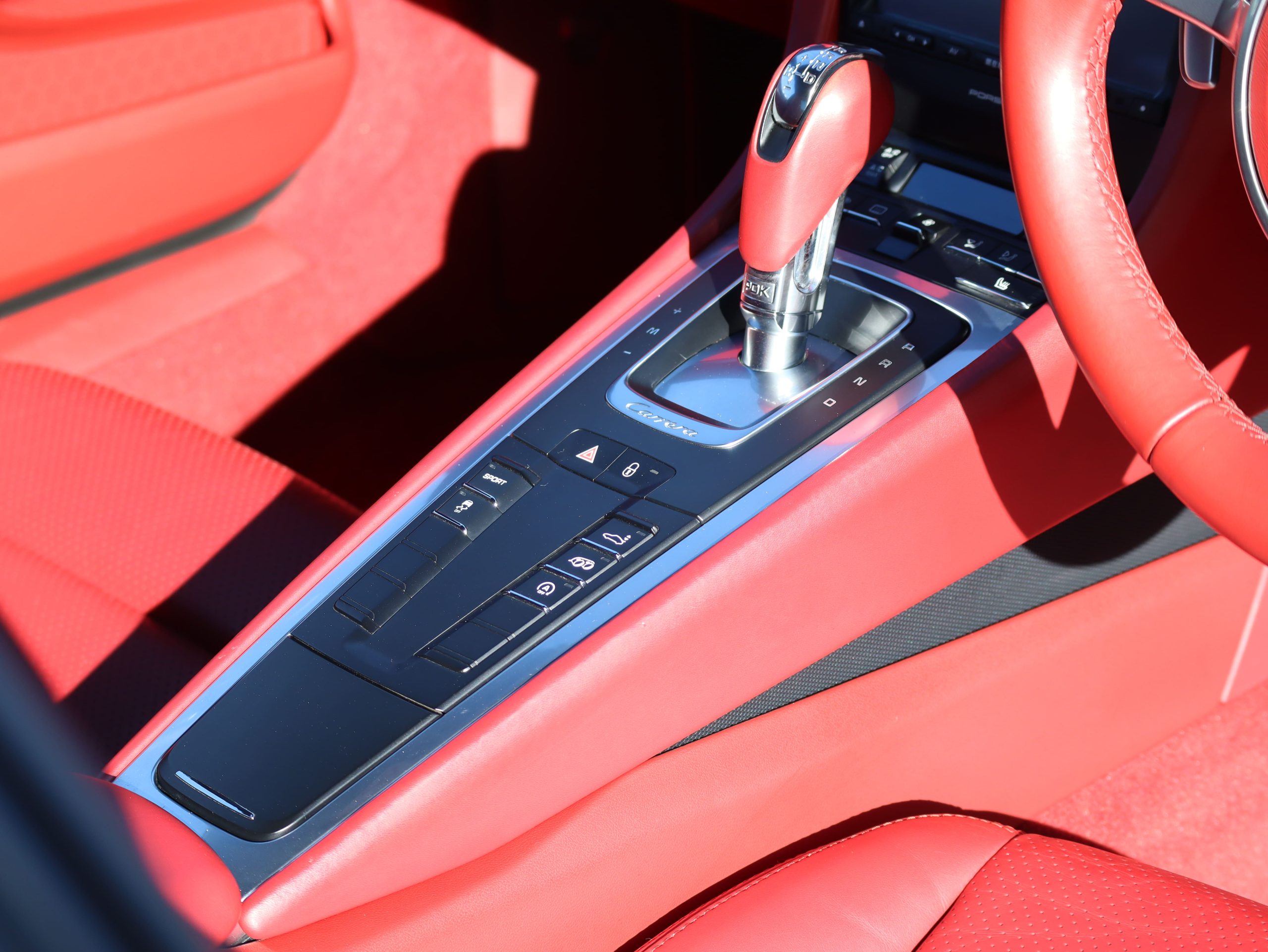 ポルシェ911カレラ4（Type991.1）PDK<br>スポーツエグゾーストシステム<br>スポーツデザインステアリング<br>カレラレッドレザーインテリア<br>クレストエンボス加工ヘッドレスト<br>20インチカレラSホイール