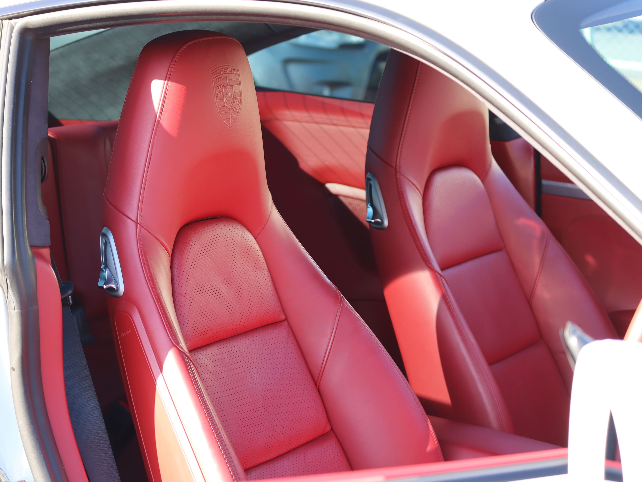 ポルシェ911カレラ4（Type991.1）PDK<br>スポーツエグゾーストシステム<br>スポーツデザインステアリング<br>カレラレッドレザーインテリア<br>クレストエンボス加工ヘッドレスト<br>20インチカレラSホイール